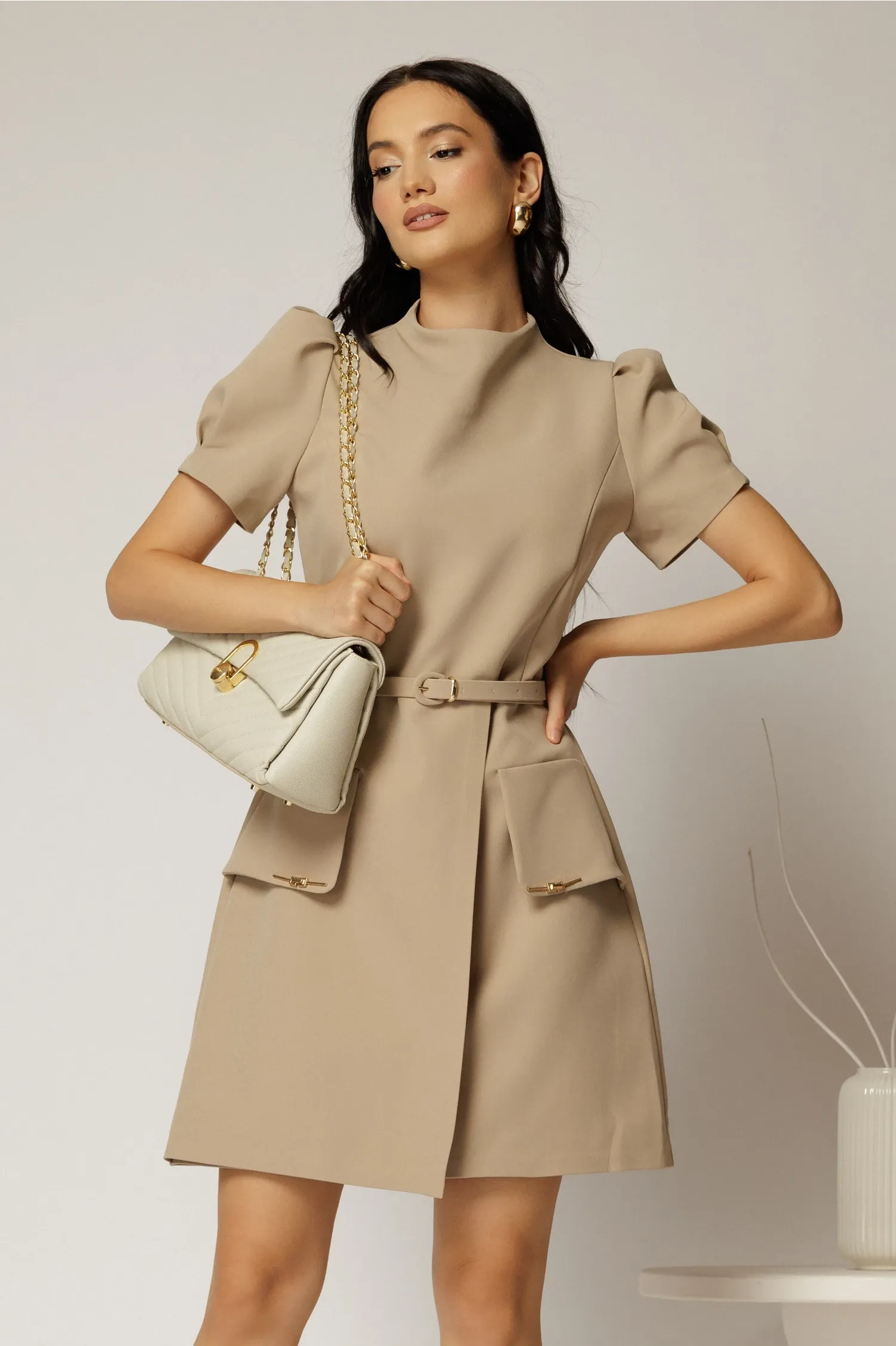 Rochie DY Fashion scurta bej cu aplicatii pe capace si decolteu rotund 1