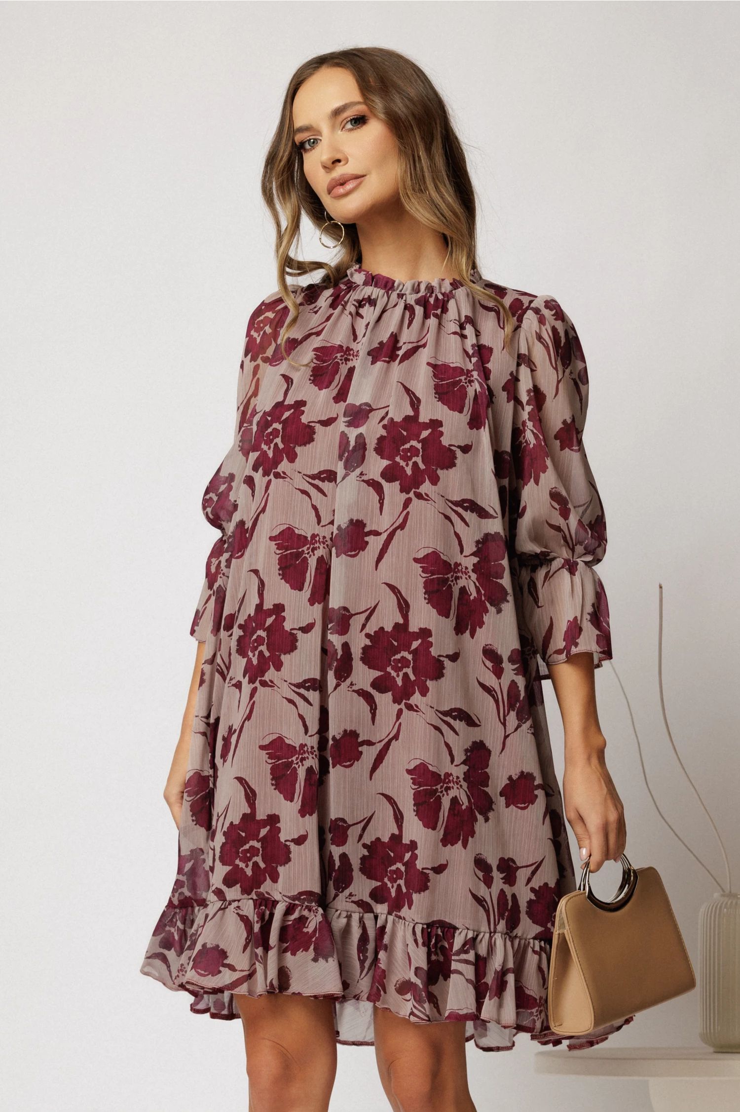 Rochie DY Fashion scurta bej cu imprimeu magenta din voal creponat