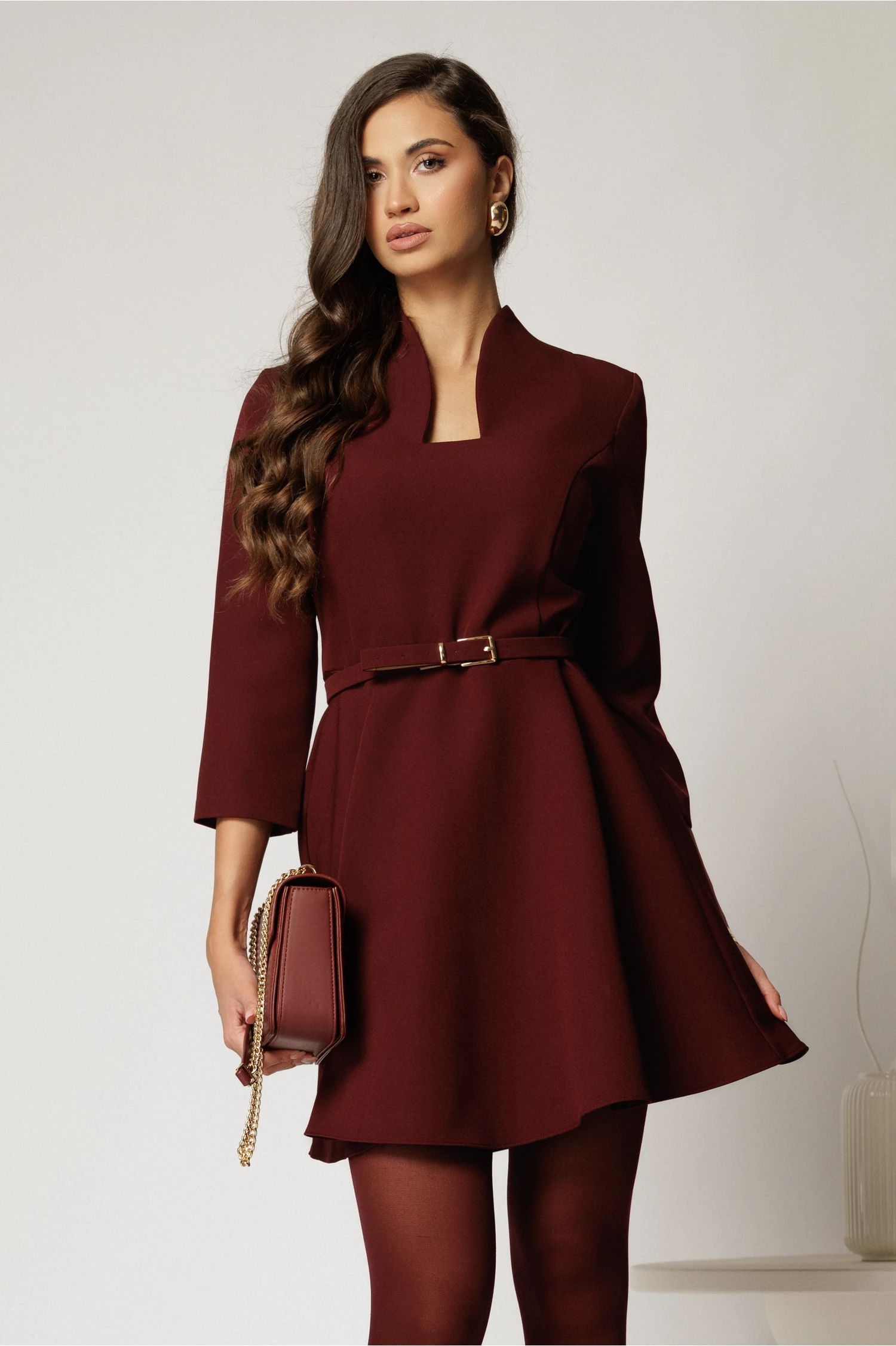 Rochie DY Fashion scurta bordo cu decolteu adanc si maneci lungi