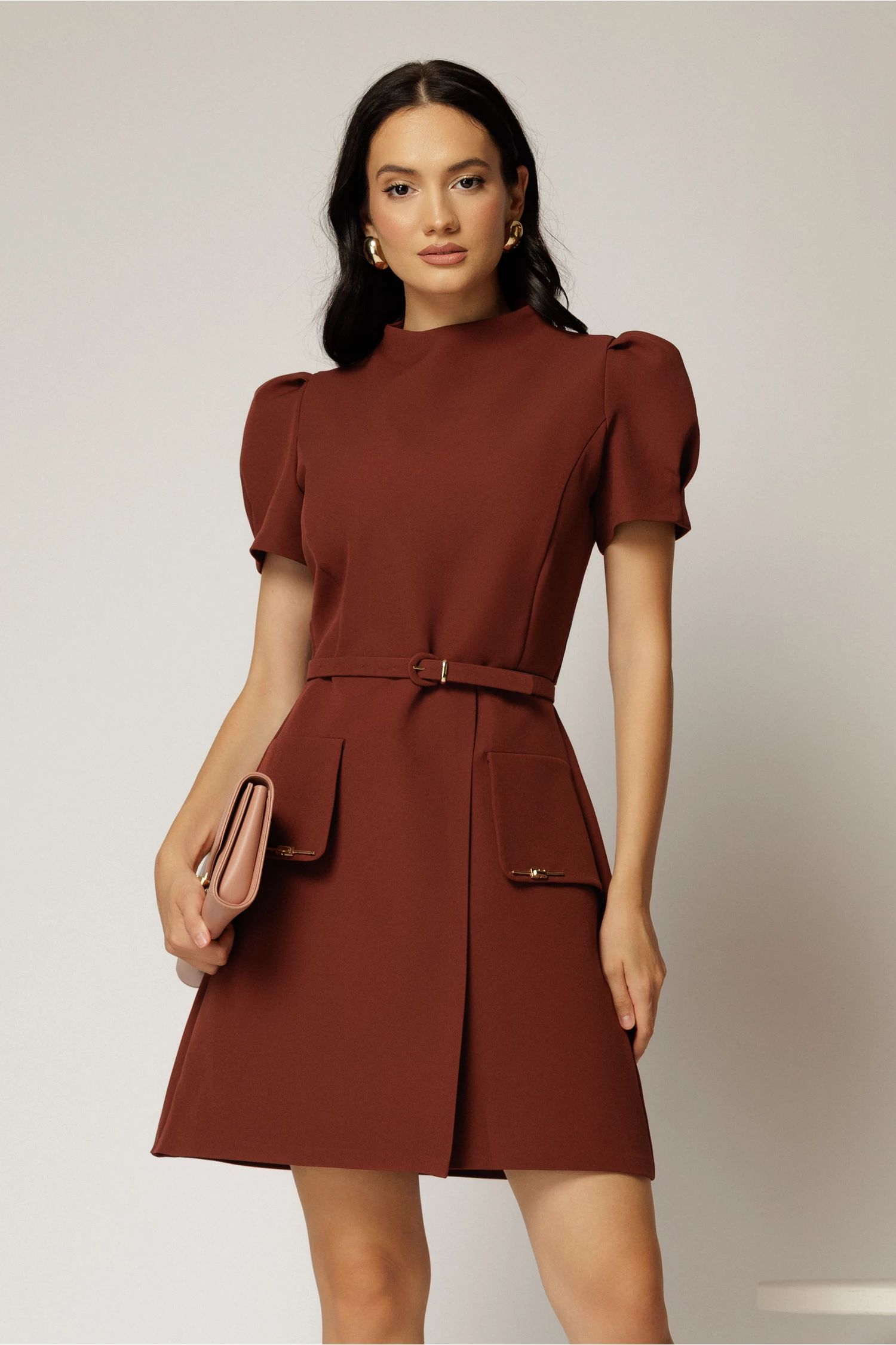 Rochie DY Fashion scurta caramizie cu aplicatii pe capace si decolteu rotund