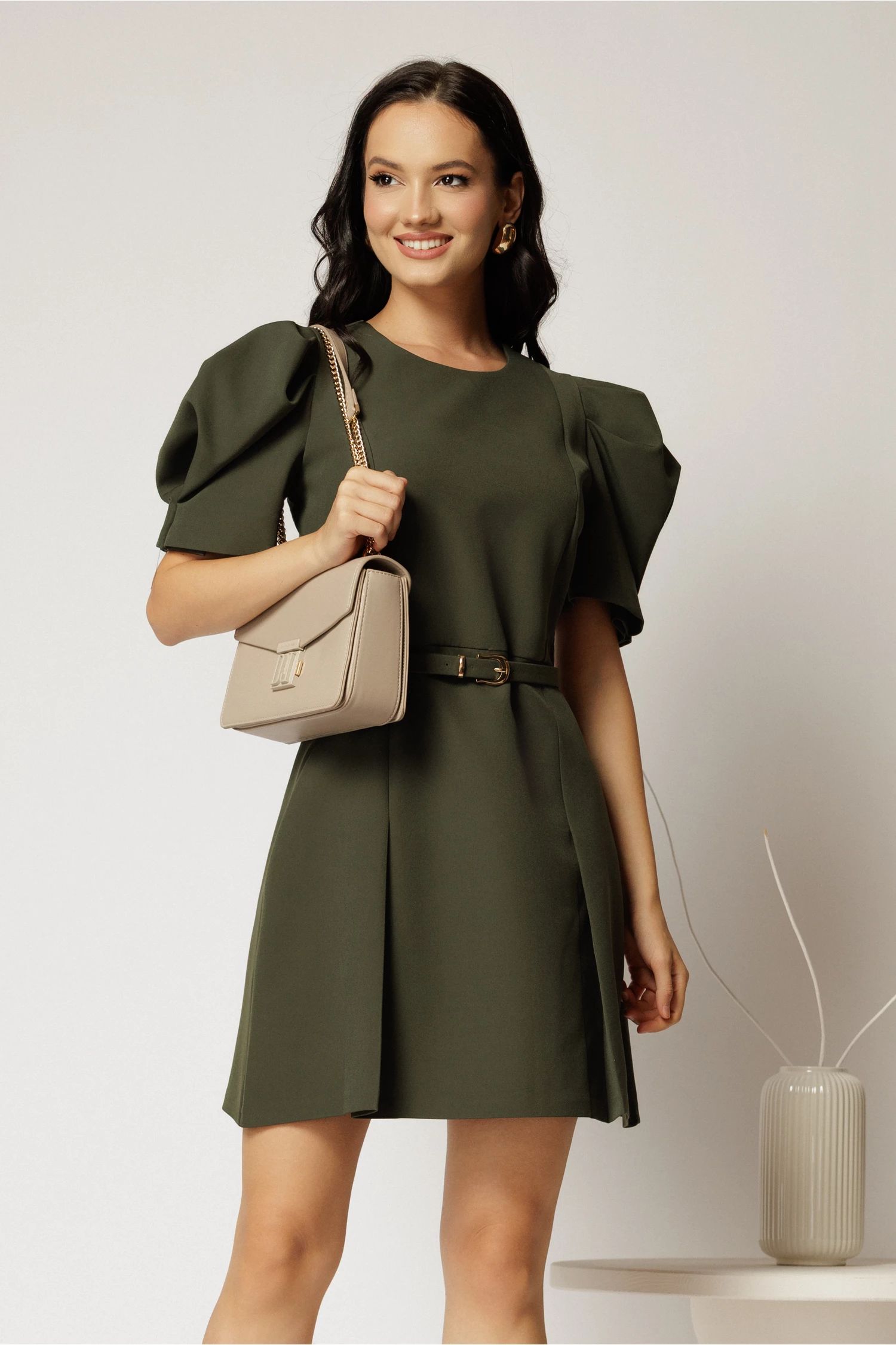 Rochie DY Fashion scurta kaki cu maneci scurte si pliuri pe fusta