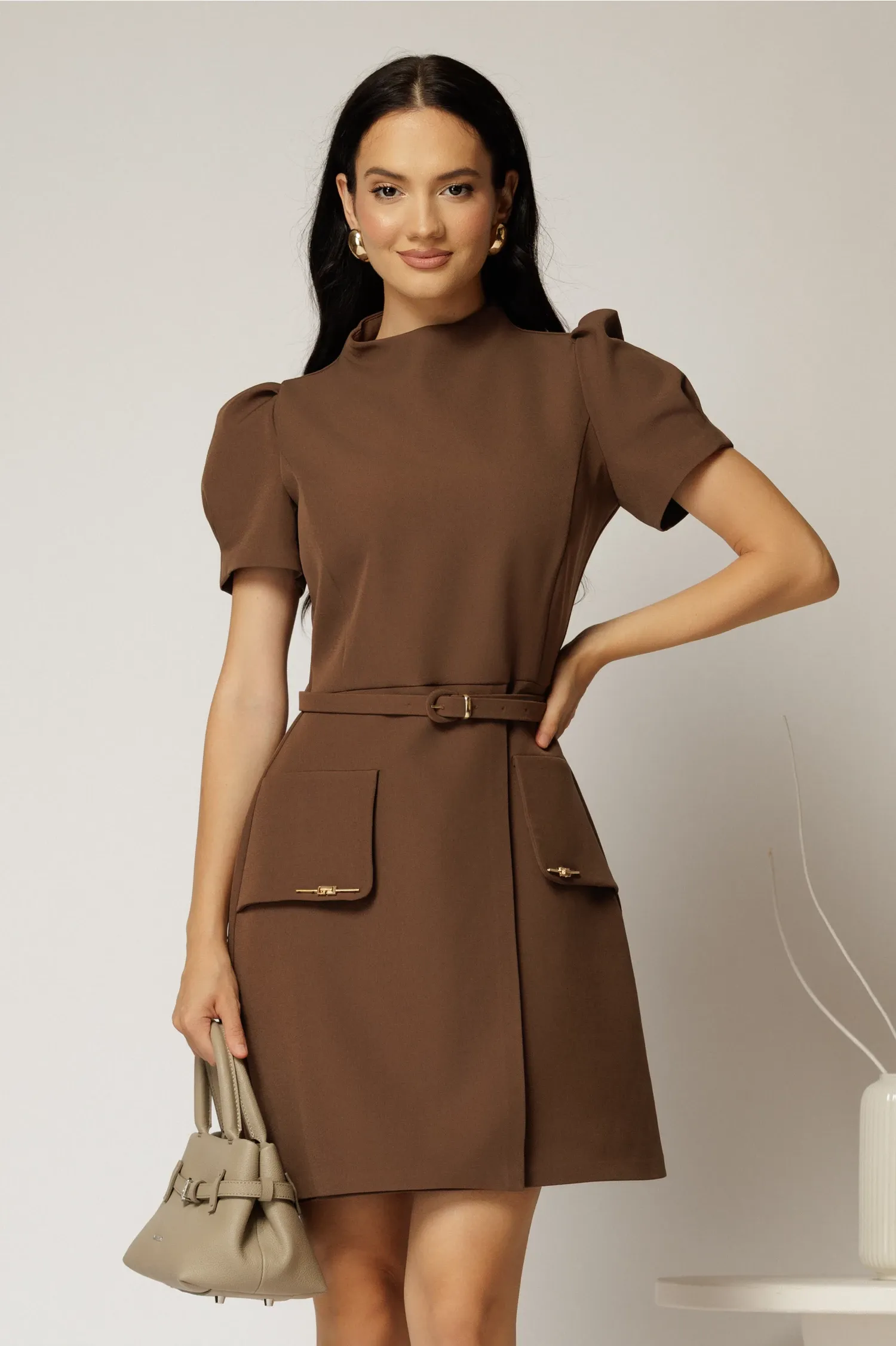 Rochie DY Fashion scurta maro cu aplicatii pe capace si decolteu rotund 1