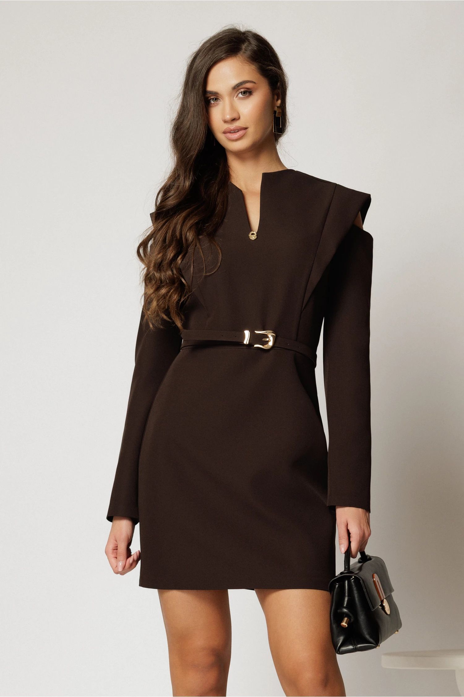 Rochie DY Fashion scurta maro cu decupaje la umeri