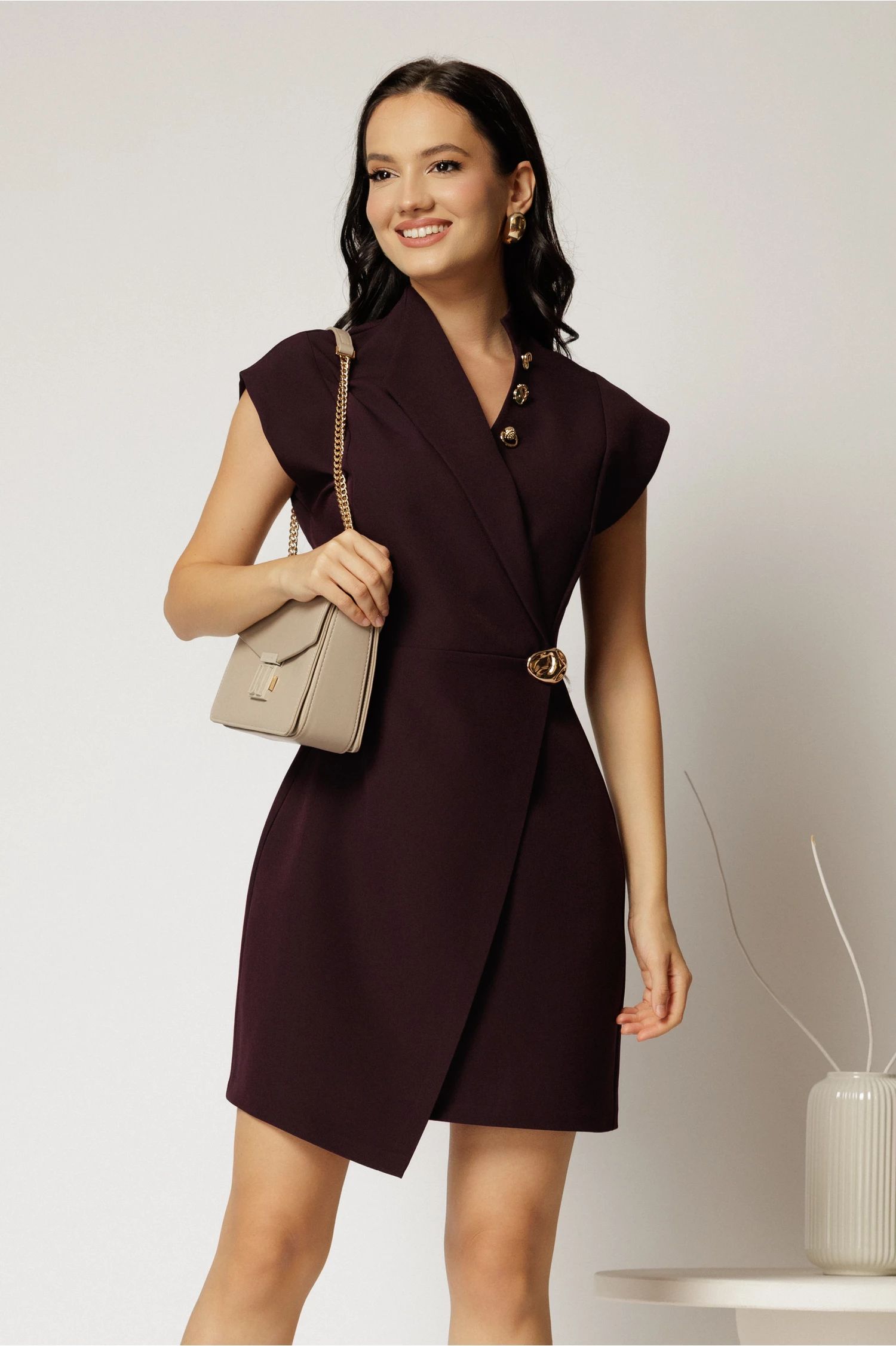 Rochie DY Fashion scurta mov cu decolteu petrecut si accesorii