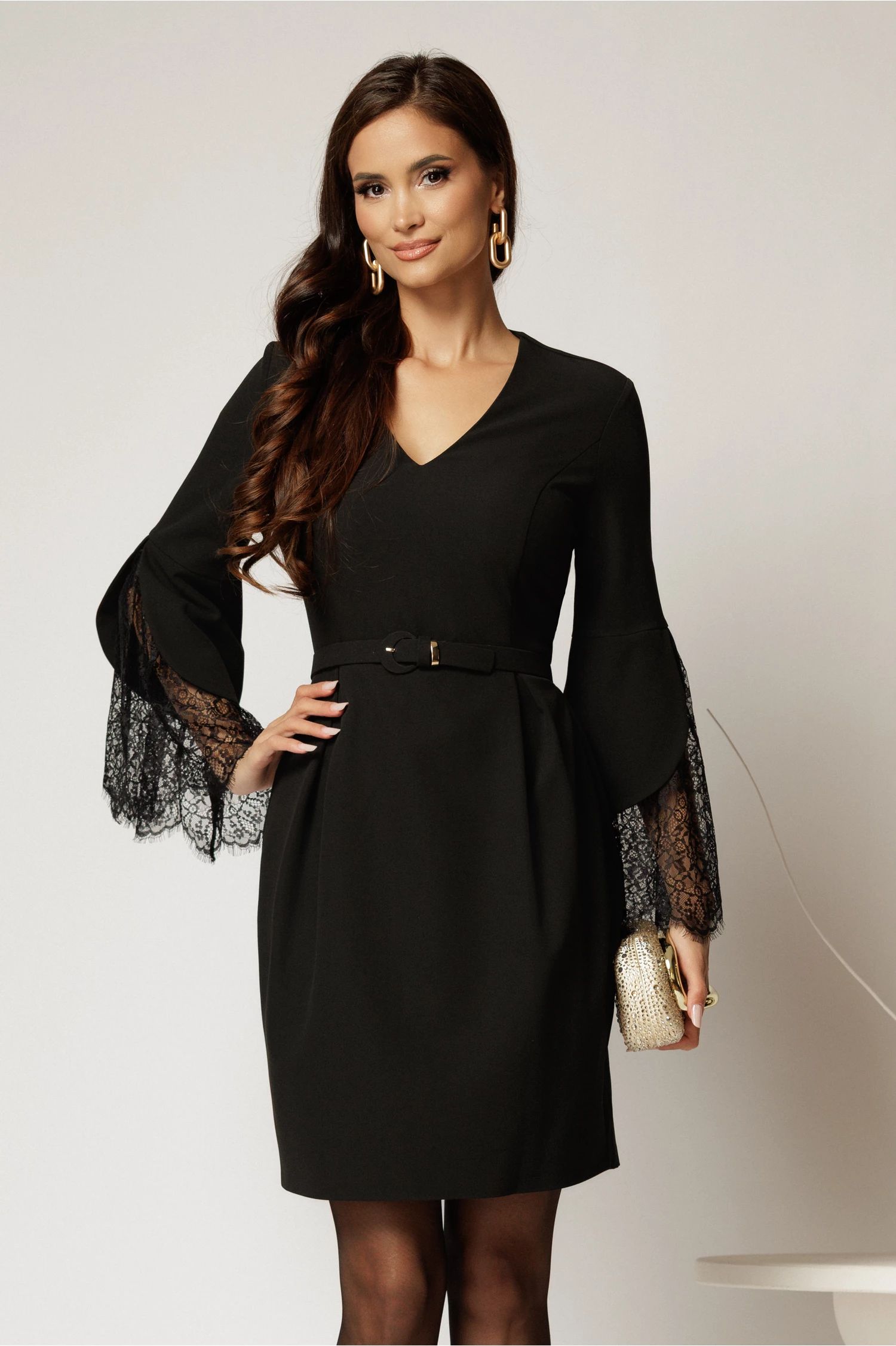Rochie DY Fashion scurta neagra cu decolteu in V si dantela la maneci