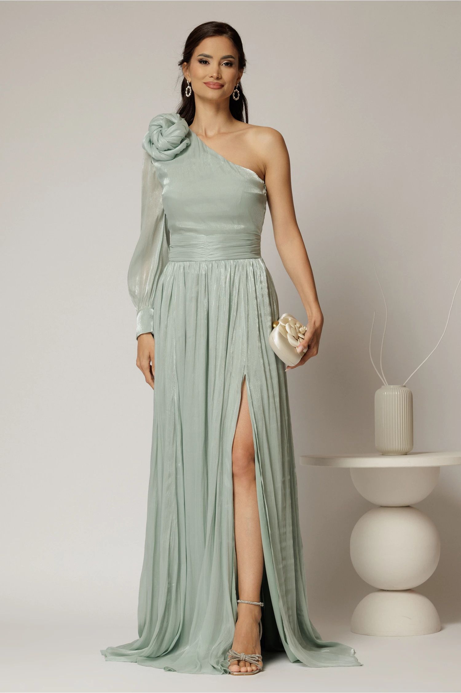 Rochie DY Fashion verde mint pe un umar cu detaliu floral amplu din voal peliculizat