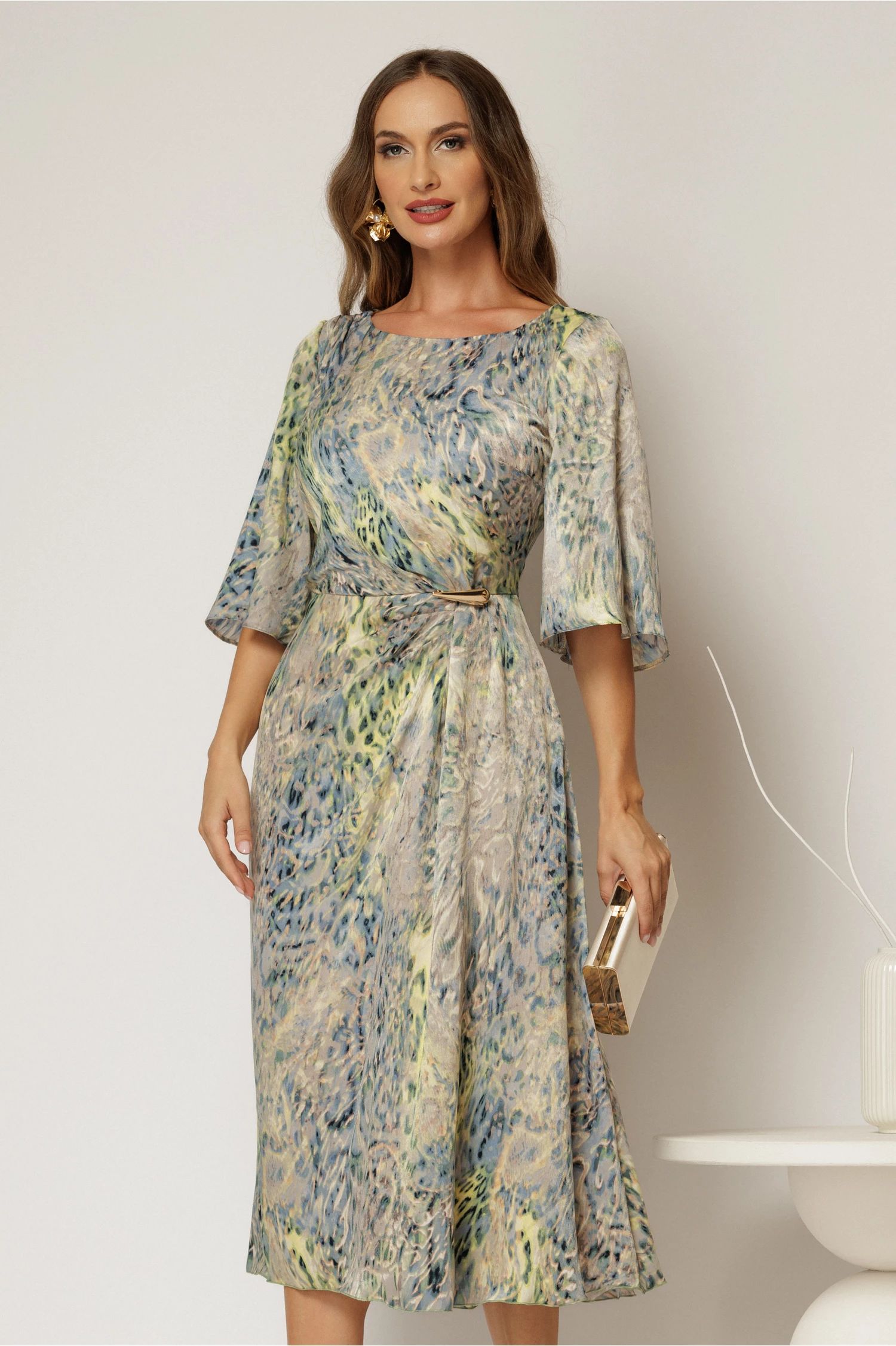 Rochie eleganta midi turcoaz cu imprimeu multicolor din voal plin cu accesoriu in talie