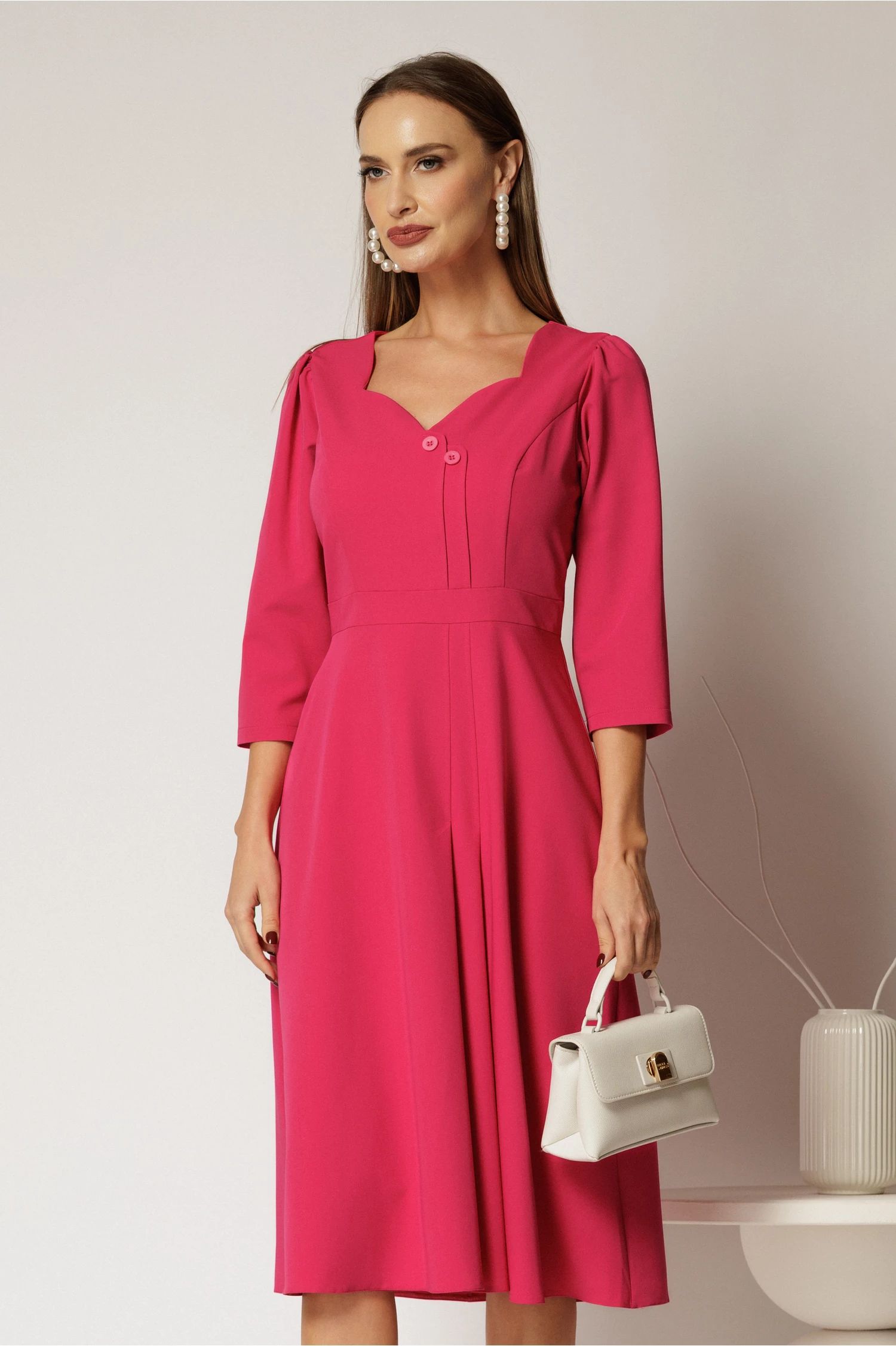 Rochie fucsia cu nasturi decorativi la bust si pliu pe fusta