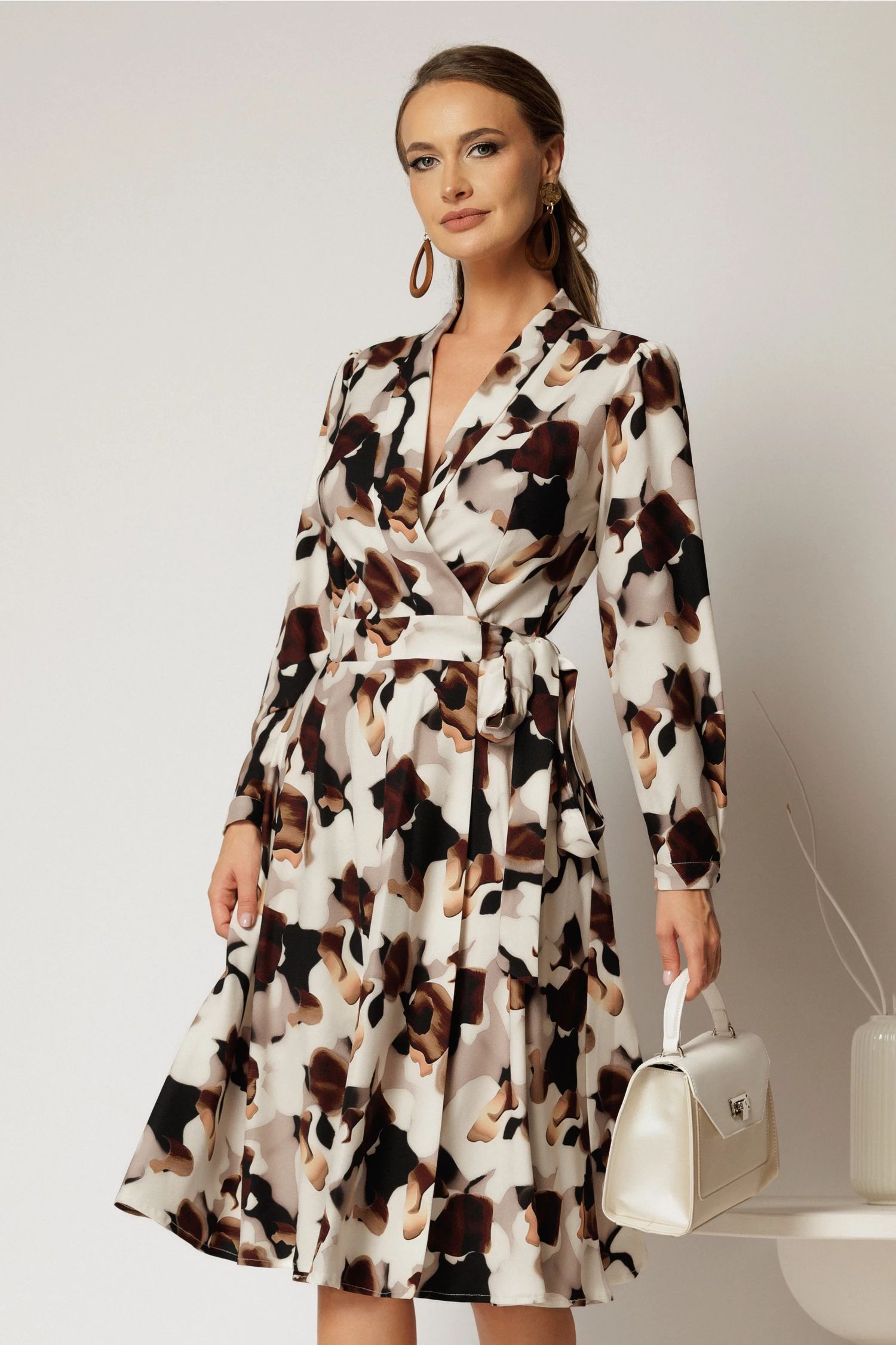 Rochie ivoar midi imprimeu abstract cu aspect petrecut si cordon in talie