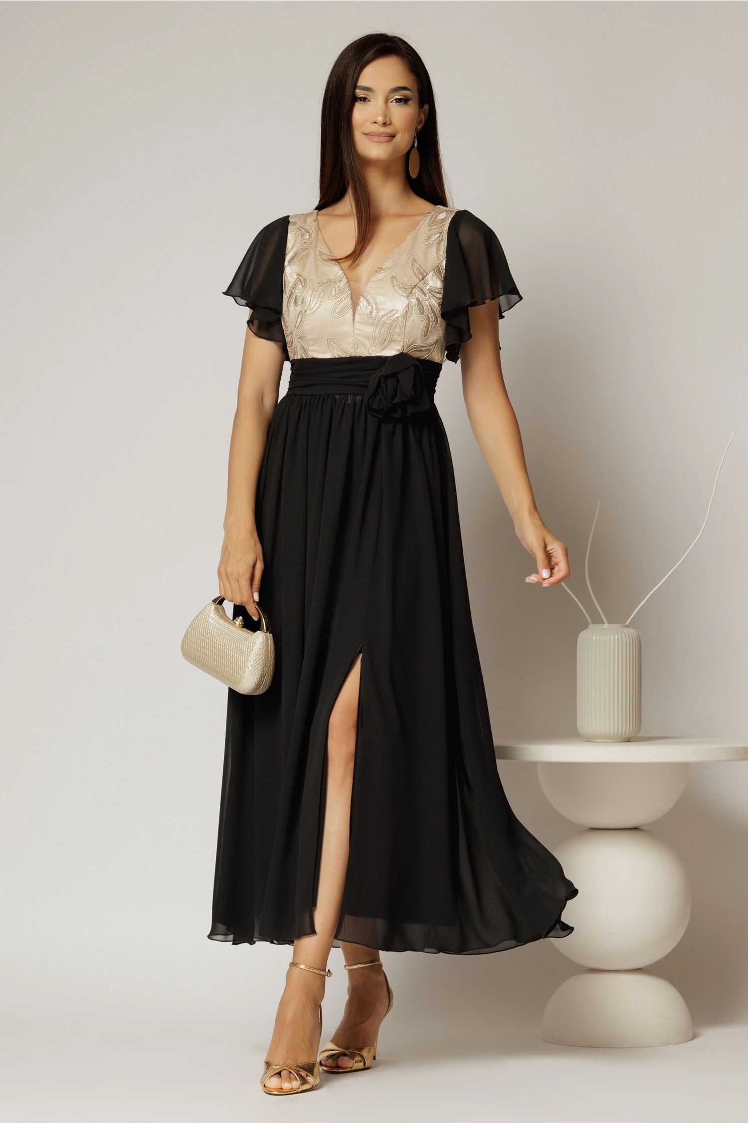 Rochie lunga neagra cu auriu de ocazie cu broderie la bust si detaliu in talie
