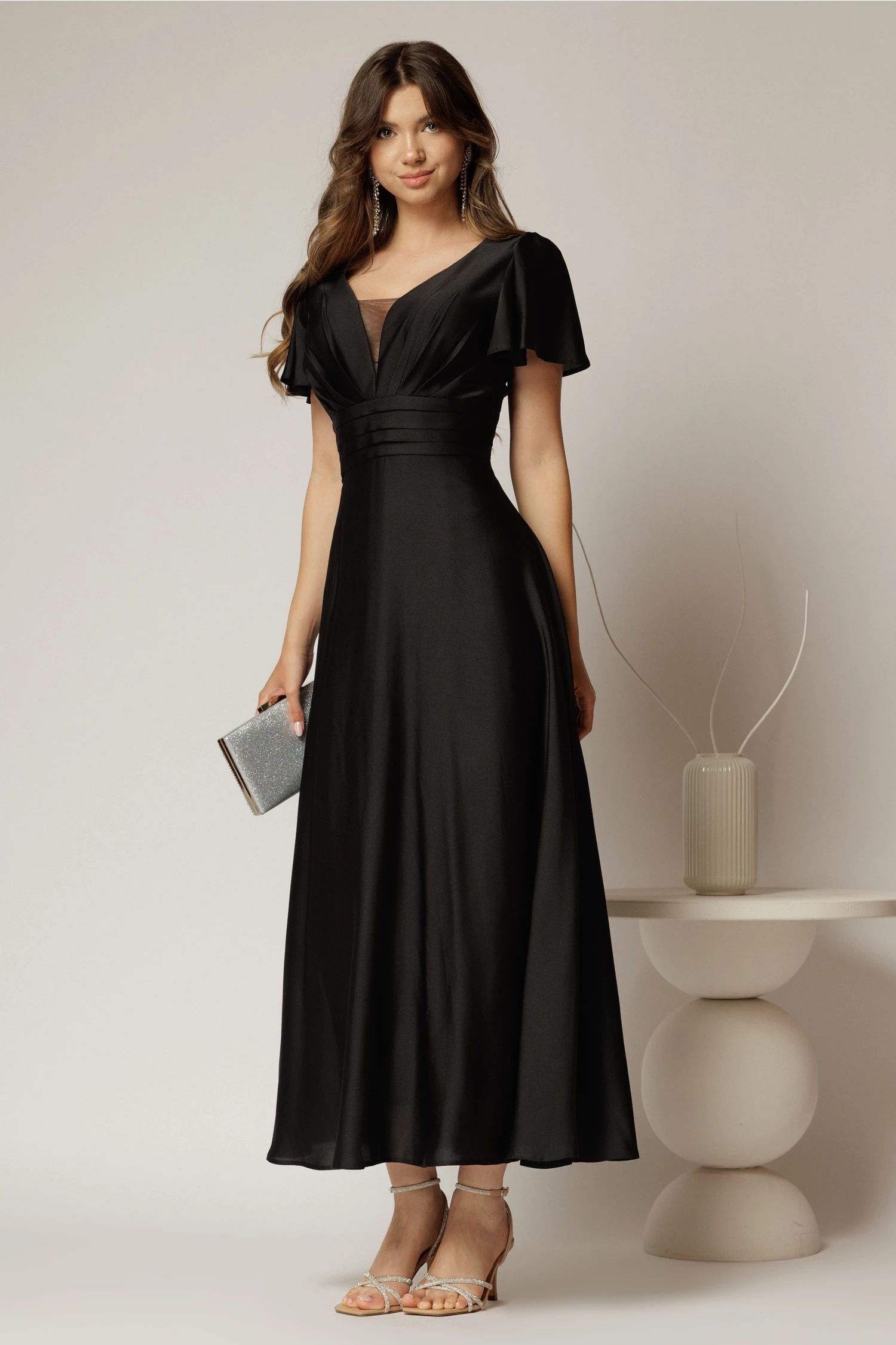 Rochie lunga neagra de ocazie cu decolteu adanc si maneci scurte evazate