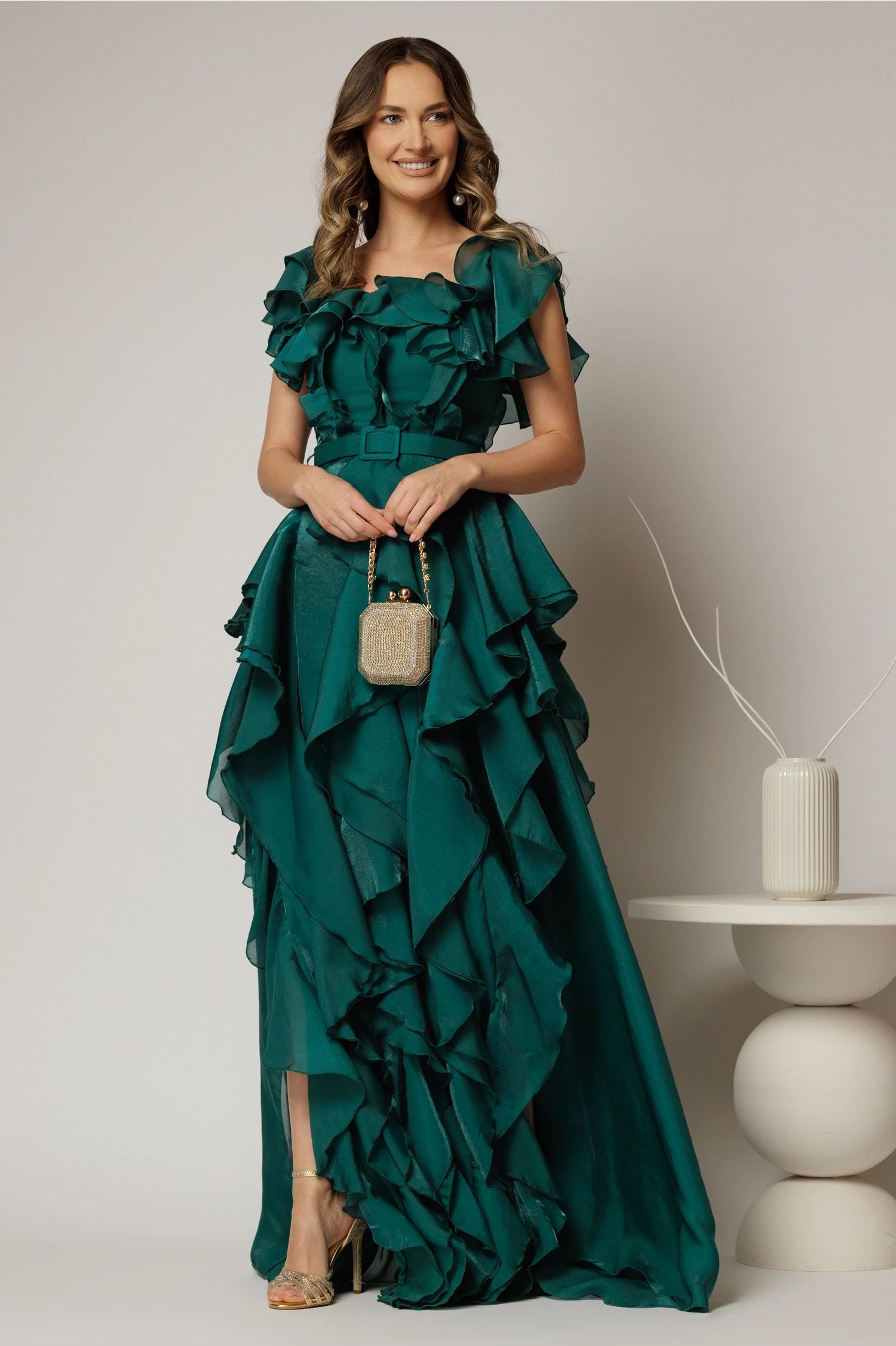 Rochie lunga verde de seara din voal cu volanase
