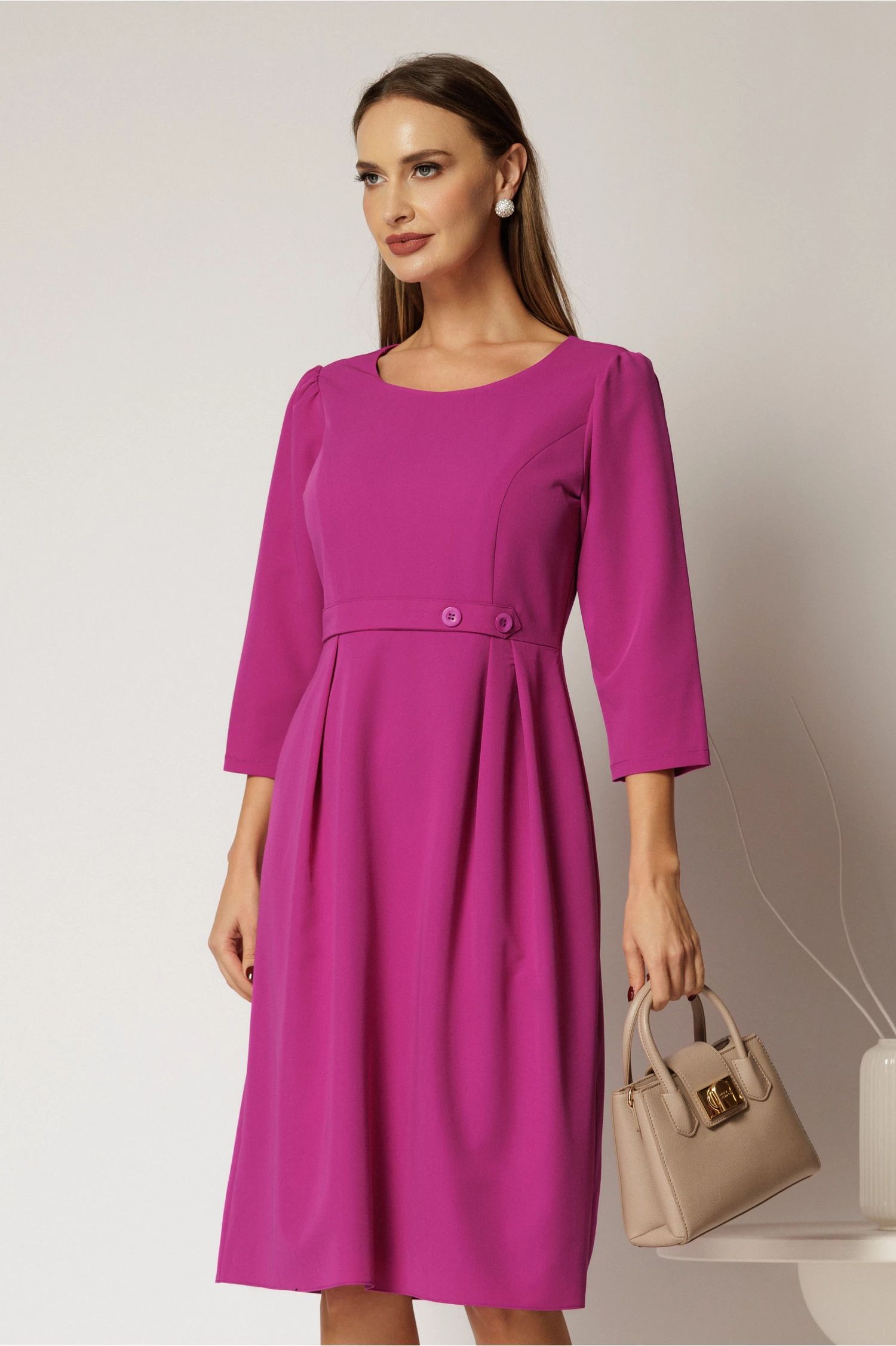 Rochie magenta cu nasturi decorativi si pliuri