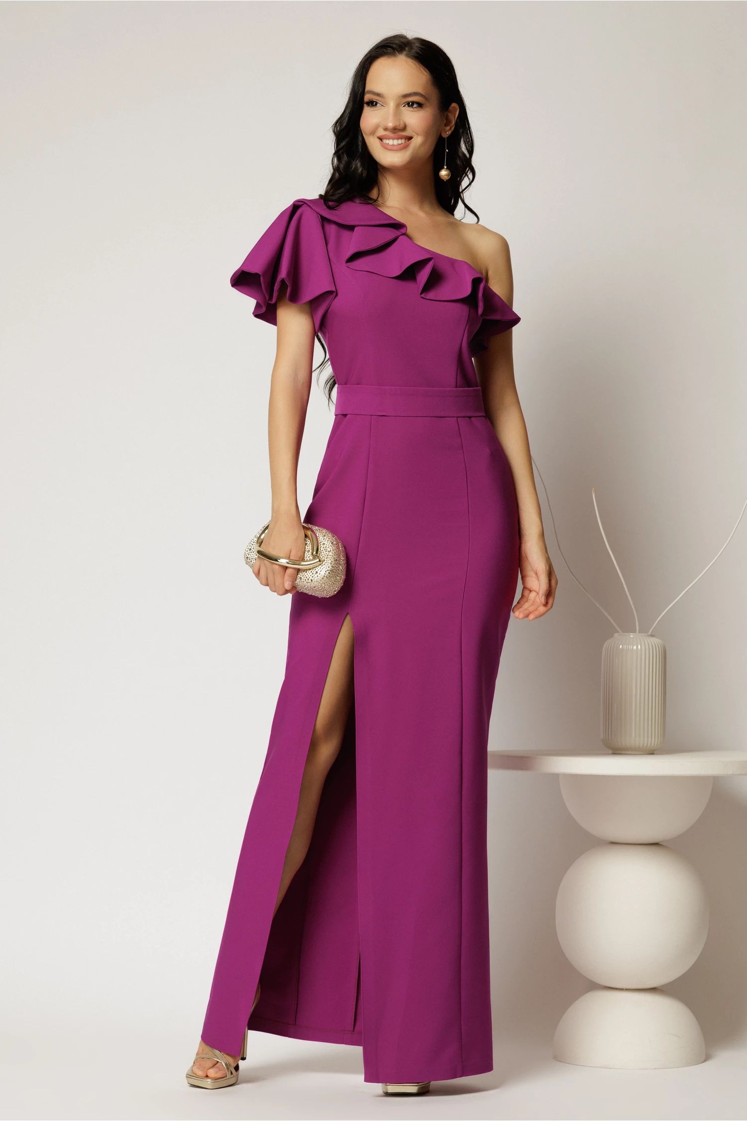 Rochie magenta lunga de ocazie pe un umar cu volanas si slit pe picior