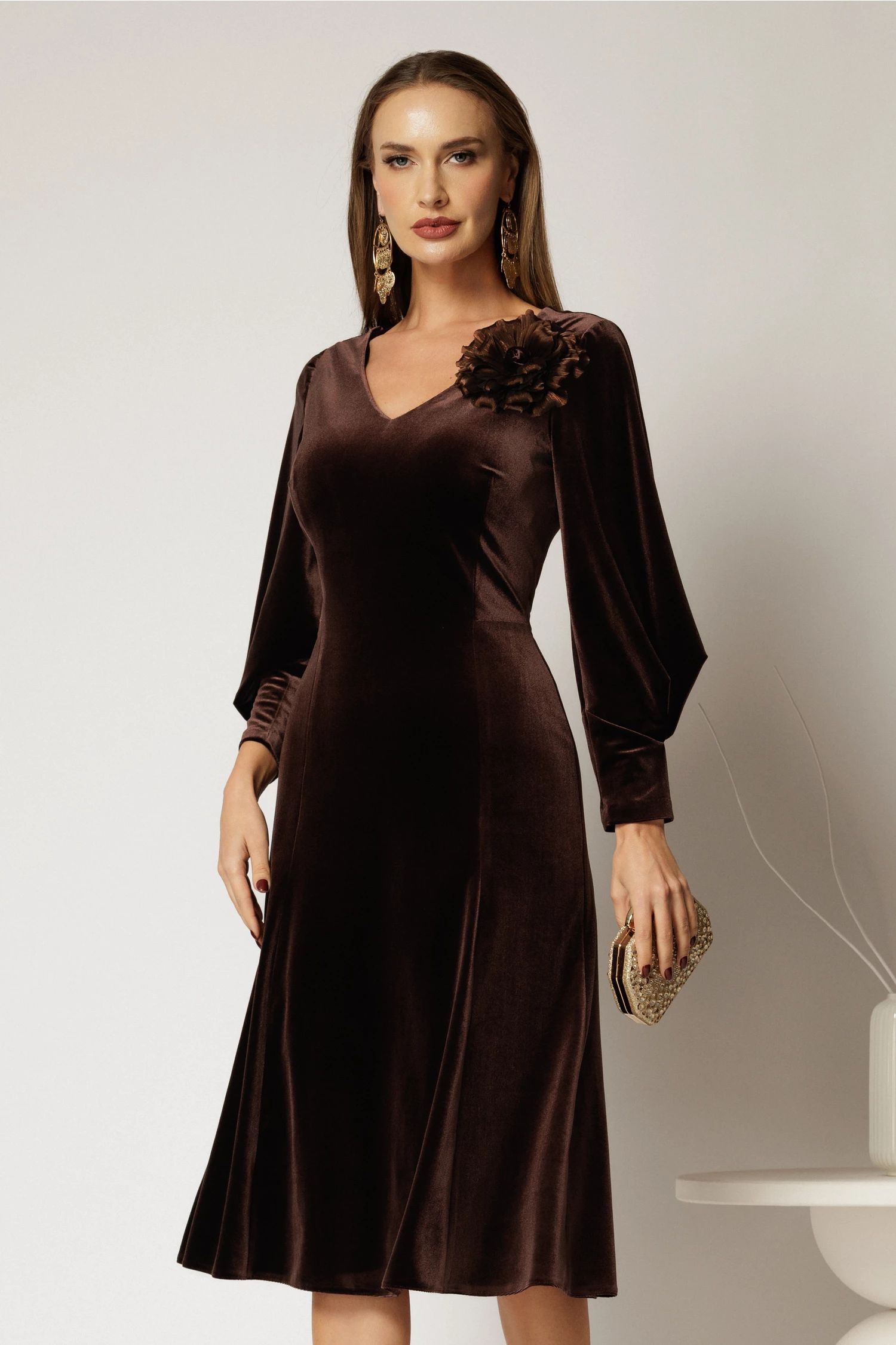 Rochie maro eleganta din catifea cu accesoriu in forma de floare