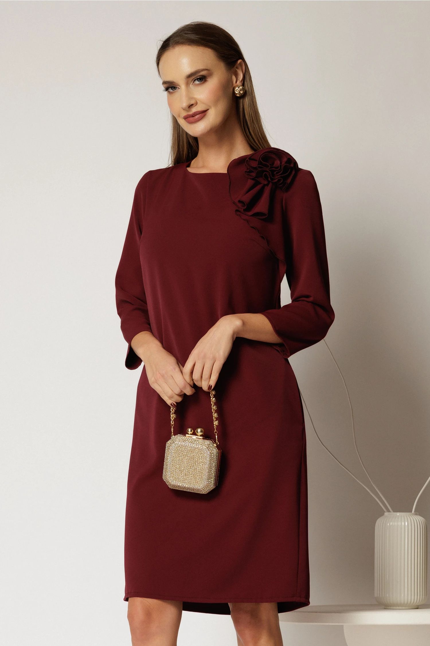 Rochie Marta midi bordo cu croi drept si accesoriu floare pe umar