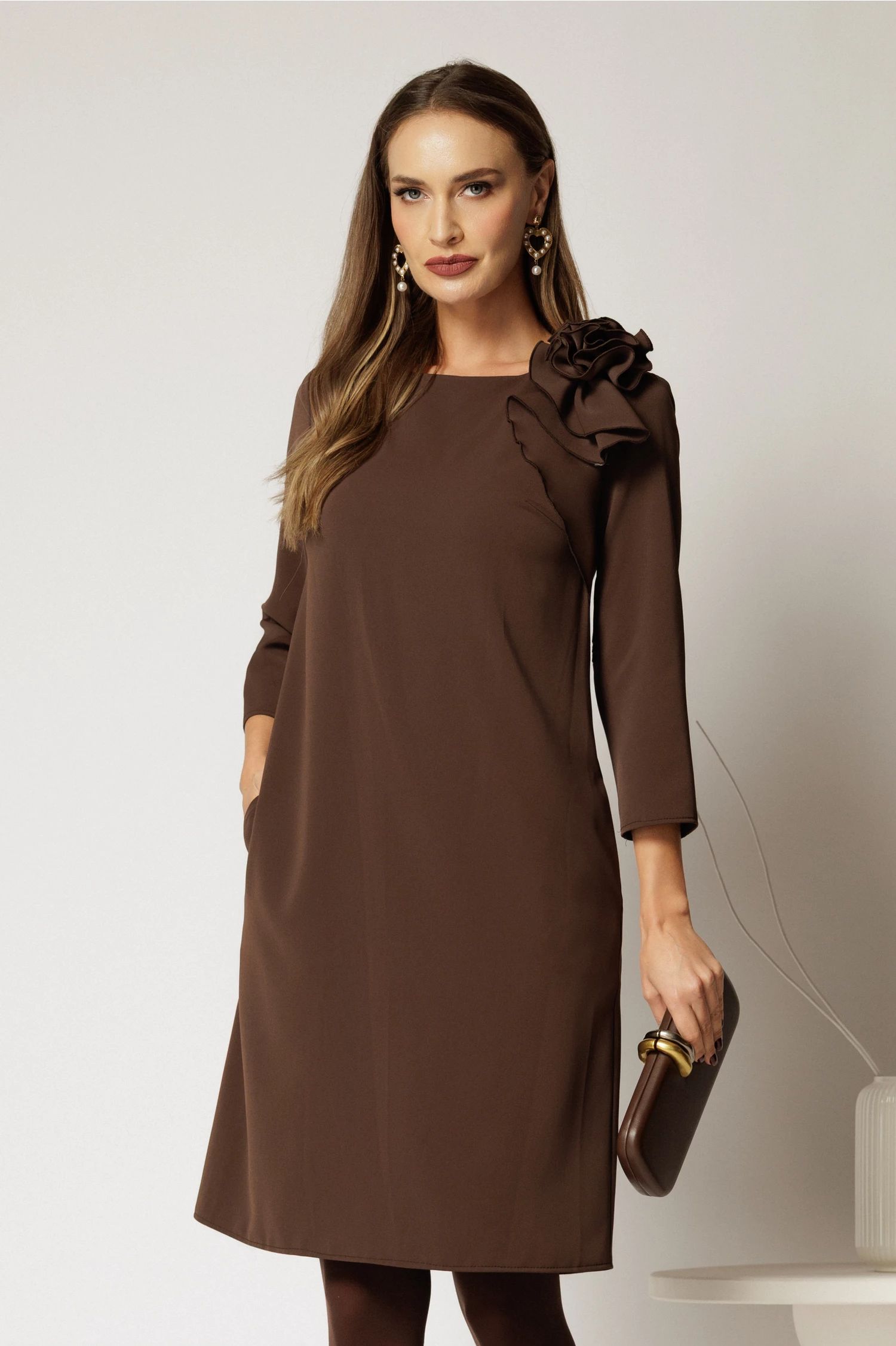 Rochie Marta midi maro cu croi drept si accesoriu floare pe umar