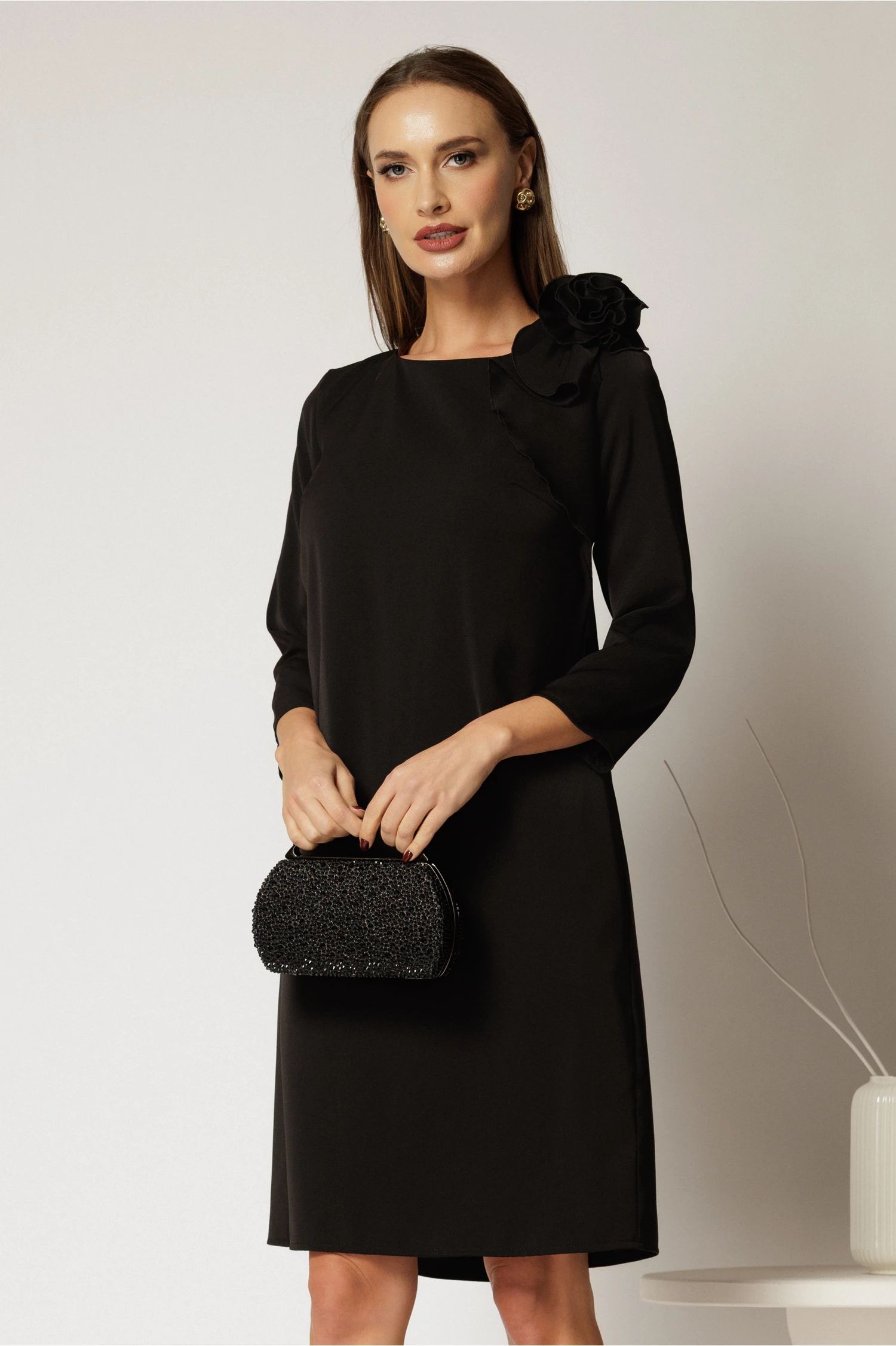 Rochie Marta midi neagra cu croi drept si accesoriu floare pe umar