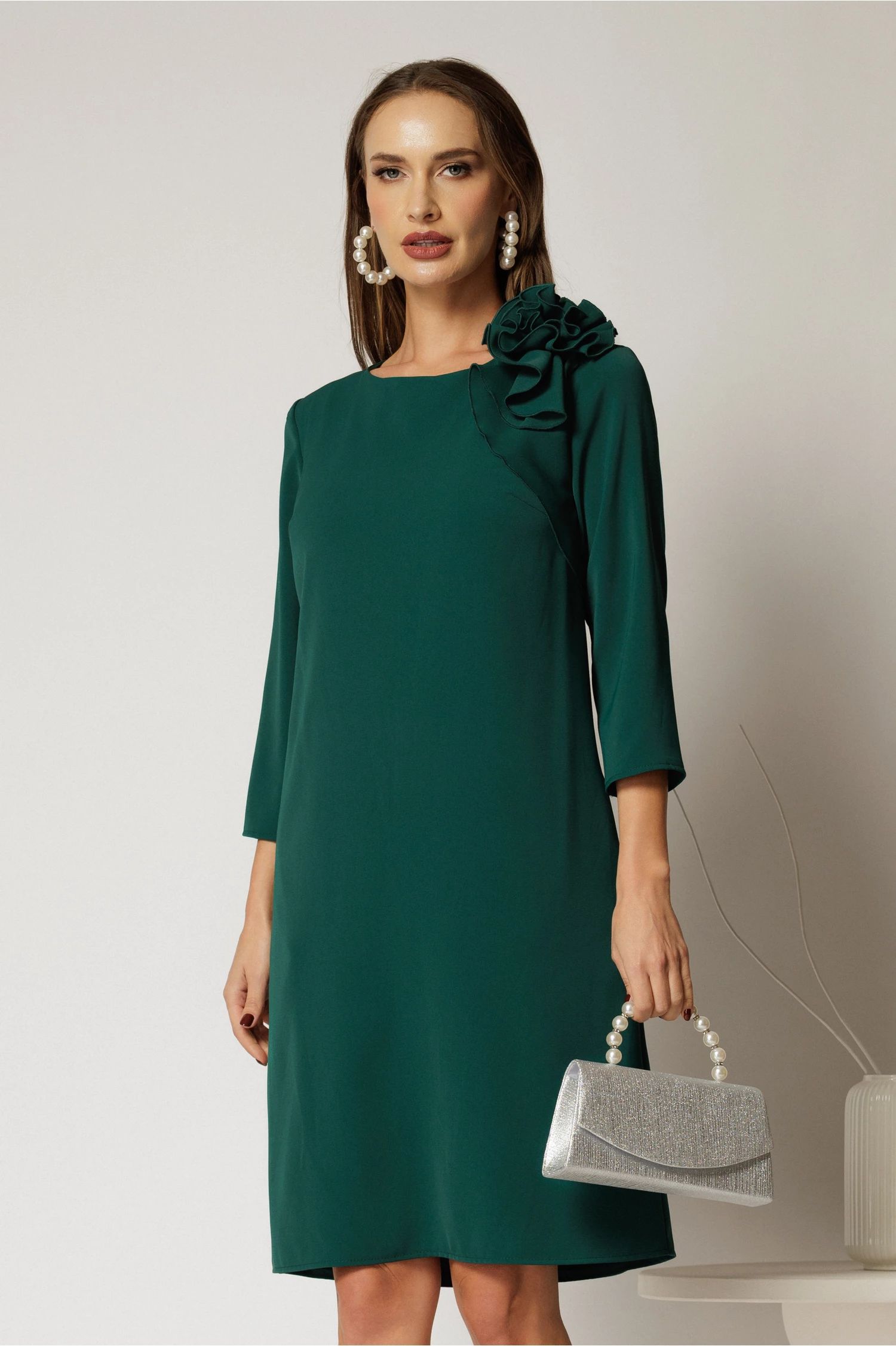 Rochie Marta midi verde cu croi drept si accesoriu floare pe umar