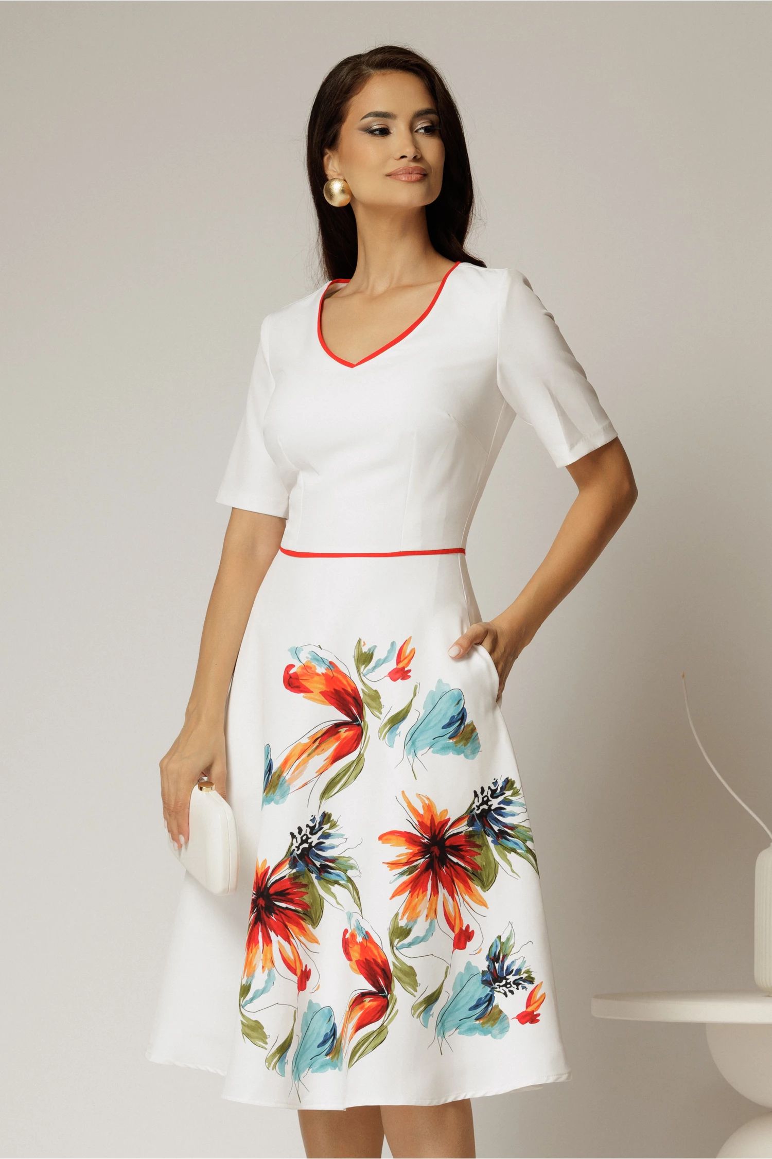 Rochie midi alba clos cu imprimeu corai si decolteu in V