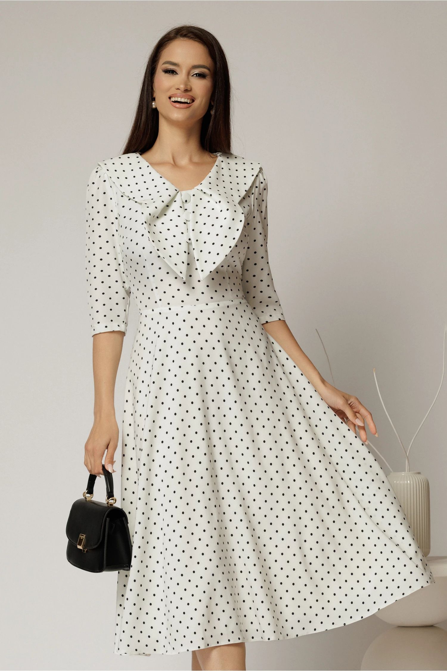 Rochie midi alba cu buline si guler amplu croi clos