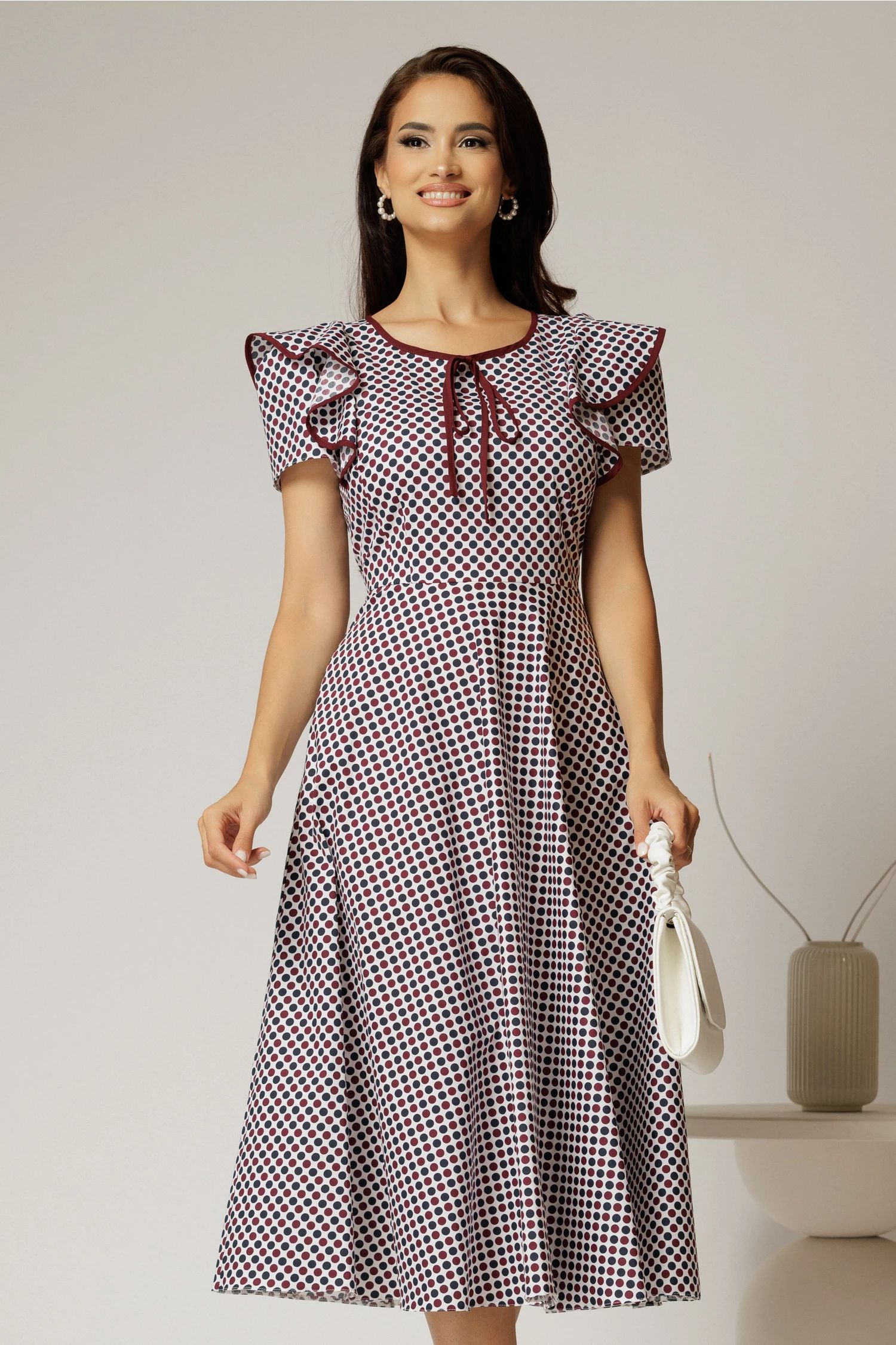 Rochie midi alba de zi cu buline negru bordo si volanase la maneci