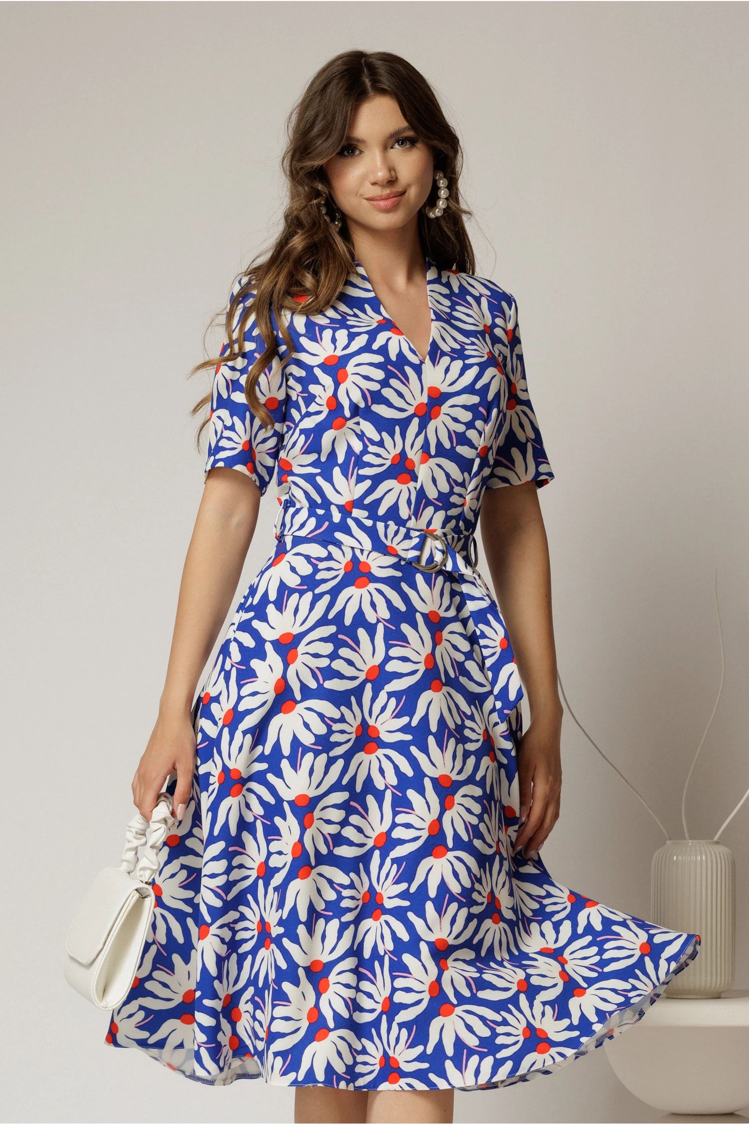 Rochie midi albastra cu imprimeuri florale cu decolteu in V si cordon cu catarama in talie