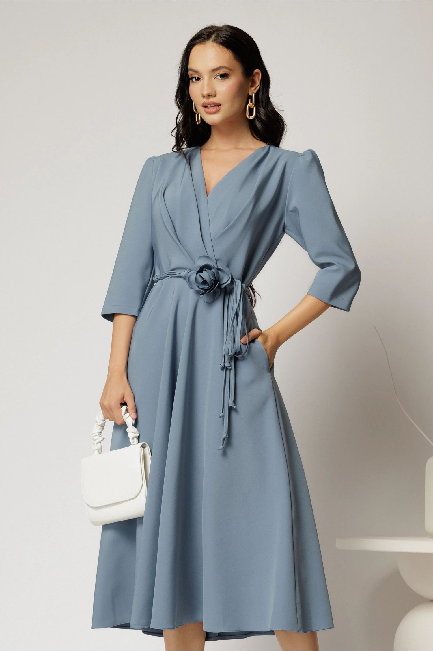 Rochie midi albastru petrol din stofa in clos cu floare in talie