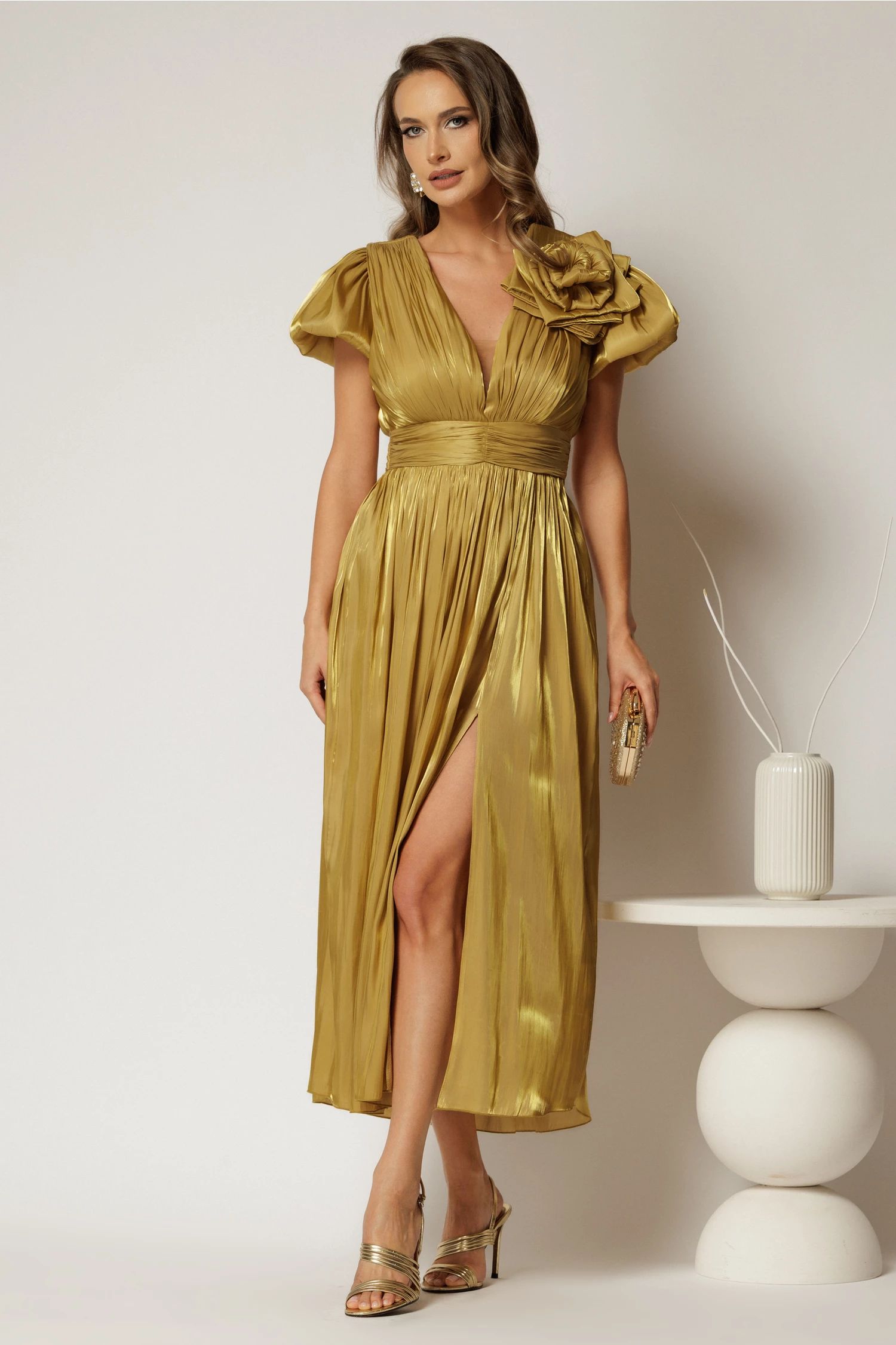 Rochie midi aurie de ocazie din voal peliculizat si detaliu amplu floral