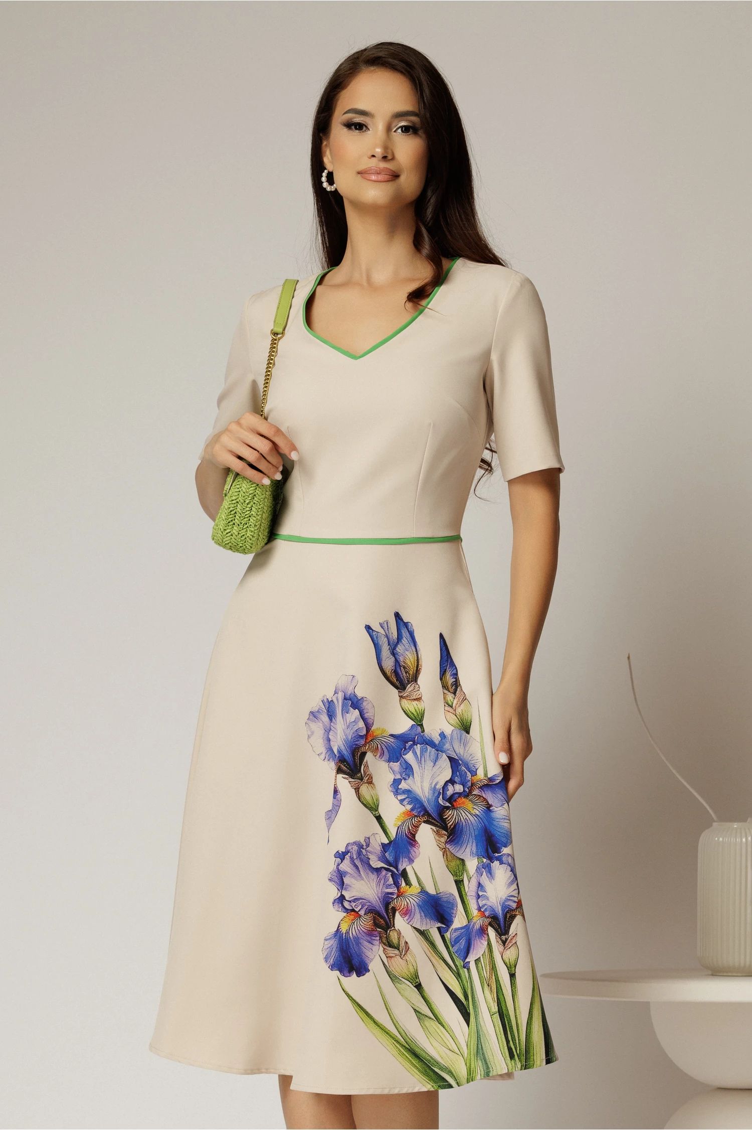 Rochie midi bej clos cu imprimeu indiggo si decolteu in V