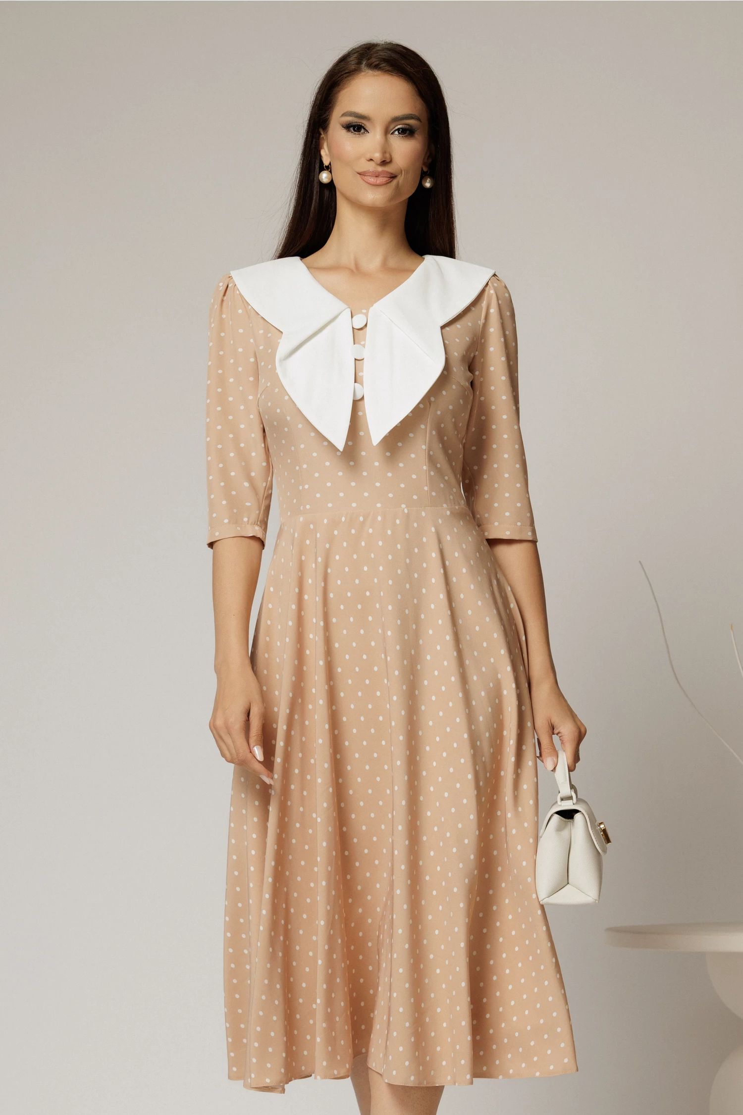 Rochie midi bej cu buline si guler amplu croi clos