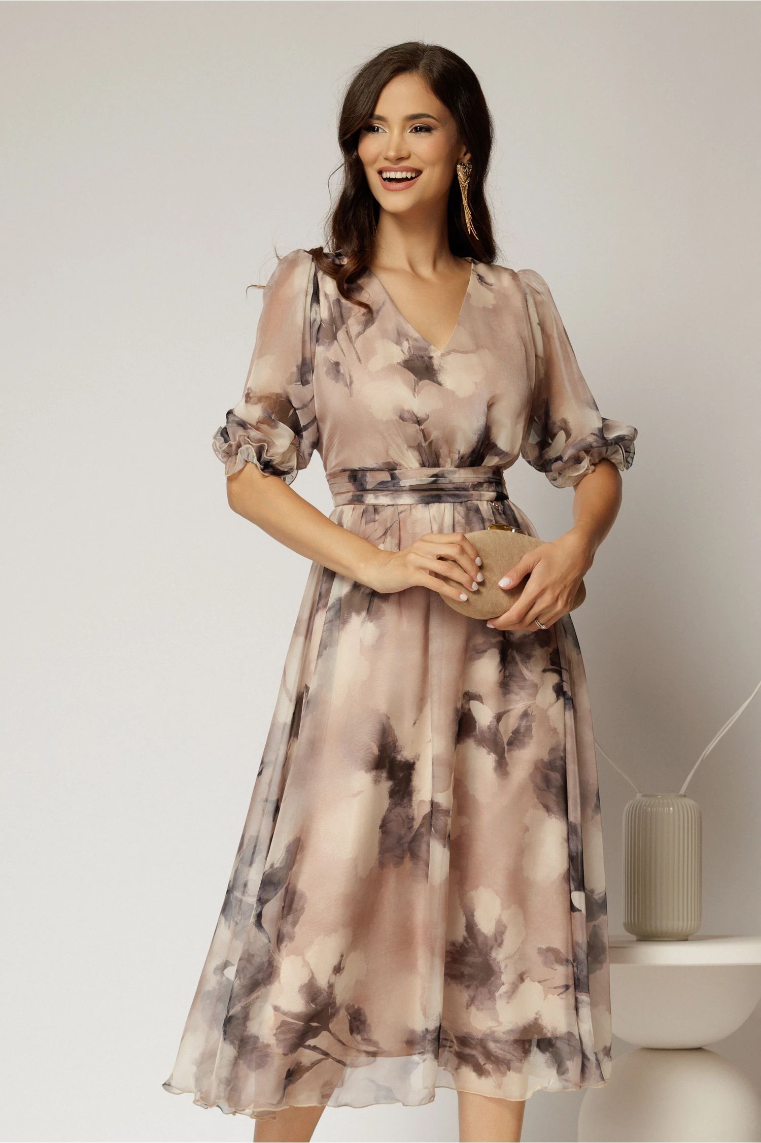 Rochie midi bej de ocazie cu imprimeuri gri si decolteu V