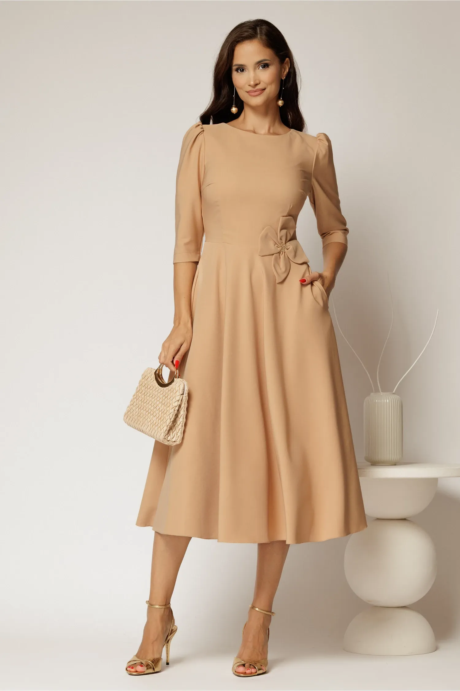 Rochie midi bej din stofa in clos cu floare in talie 3