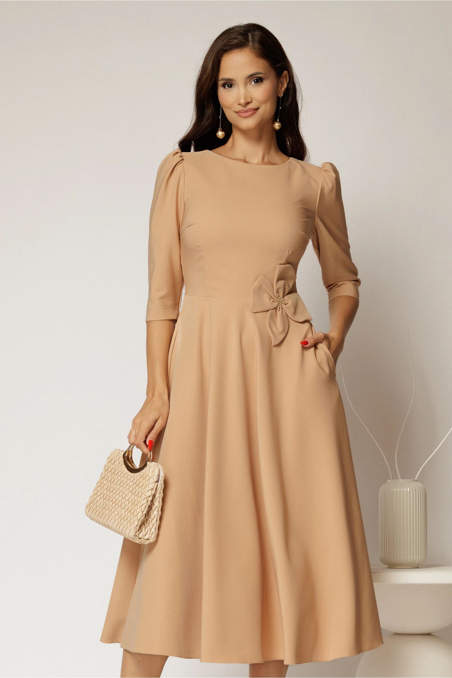Rochie midi bej din stofa in clos cu floare in talie
