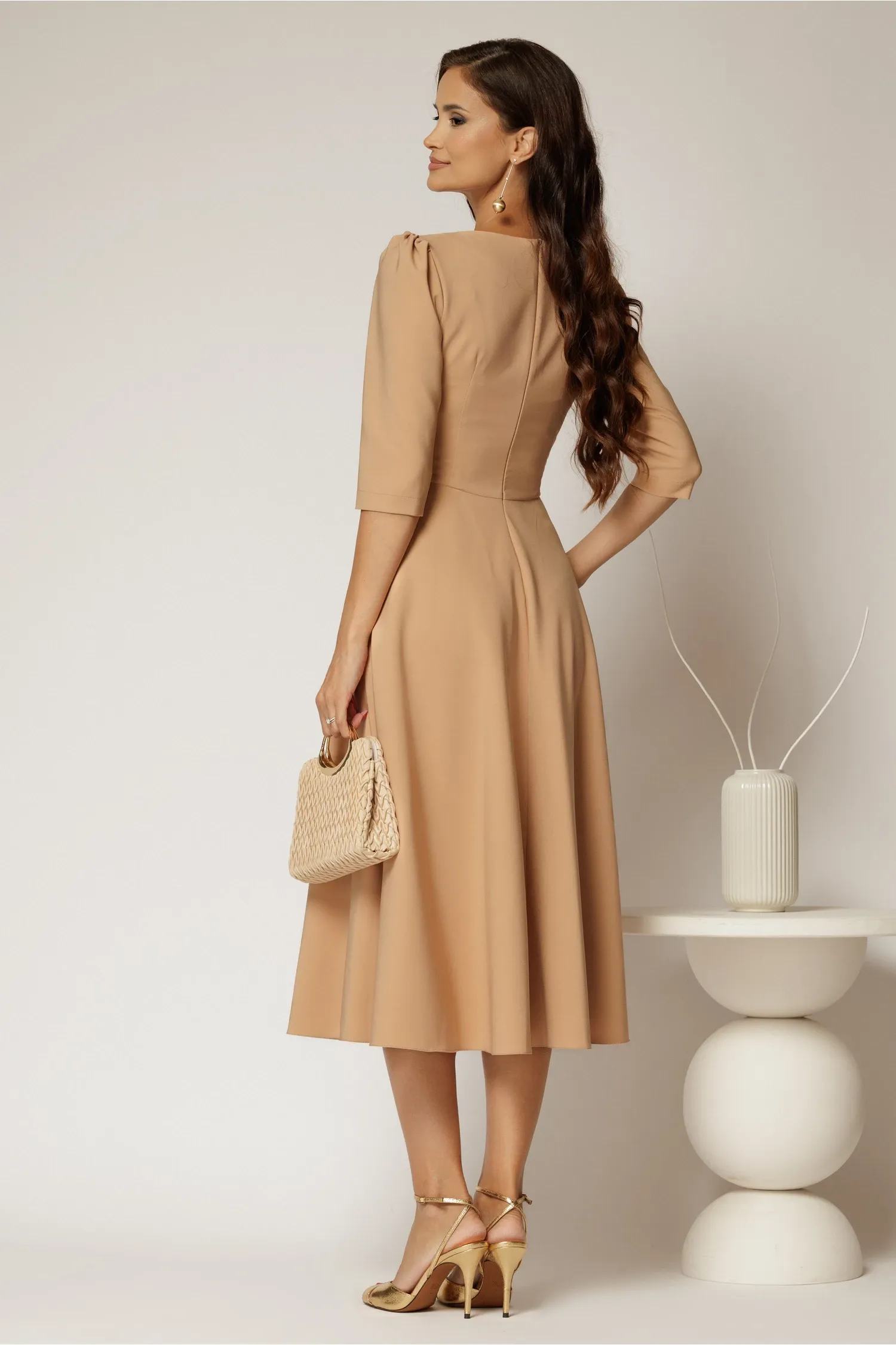 Rochie midi bej din stofa in clos cu floare in talie 2