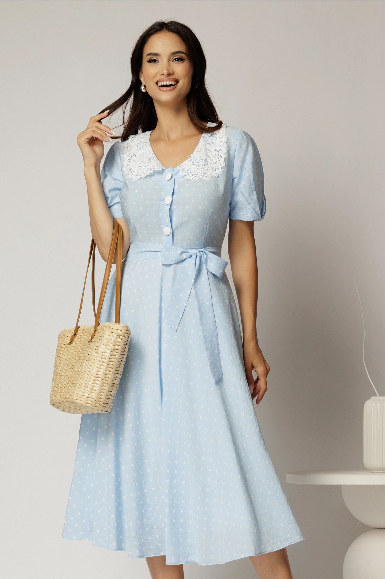 Rochie midi bleu cu buline de zi si guler brodat