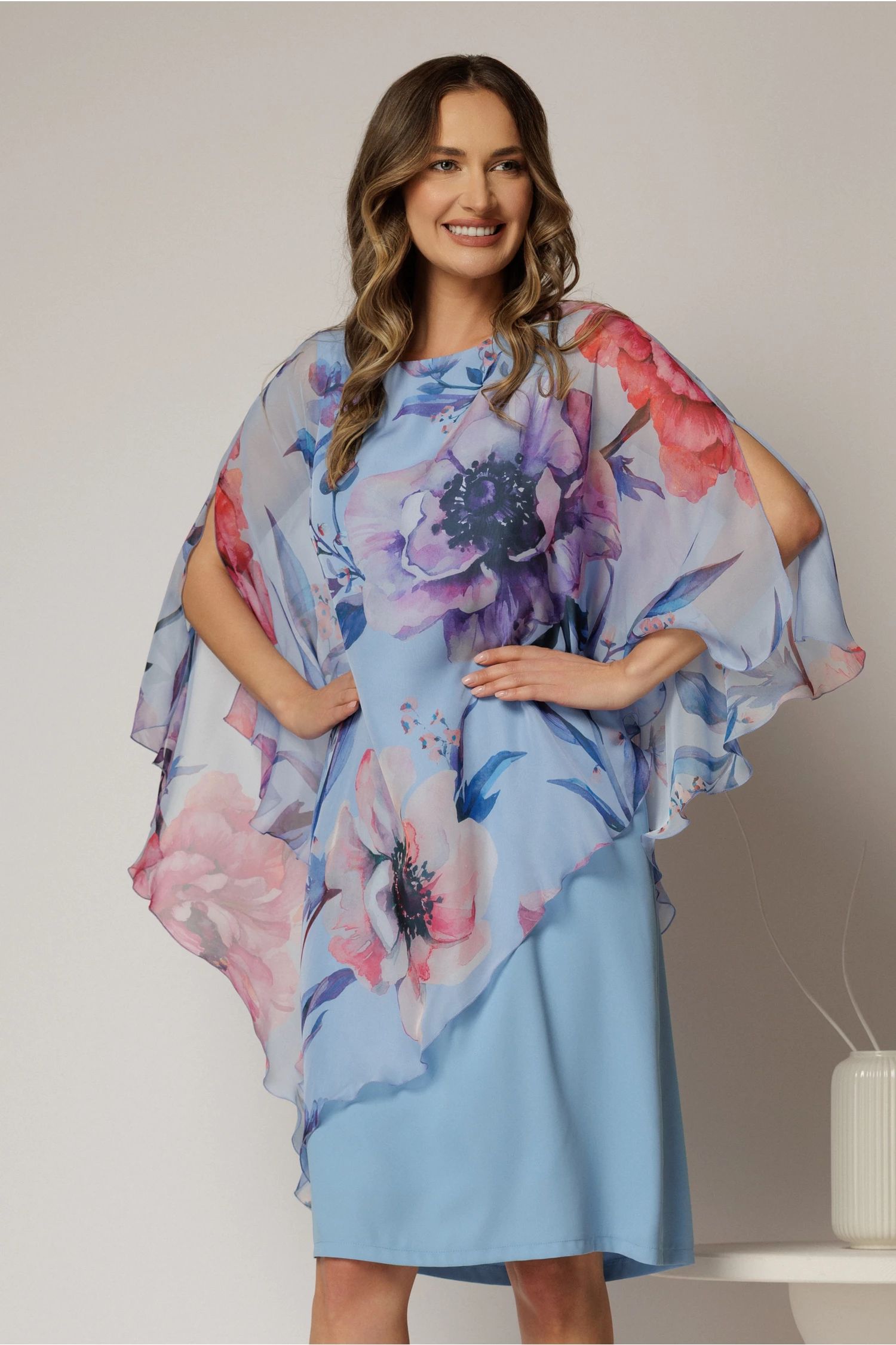 Rochie midi bleu eleganta cu capa din voal cu imprimeu floral