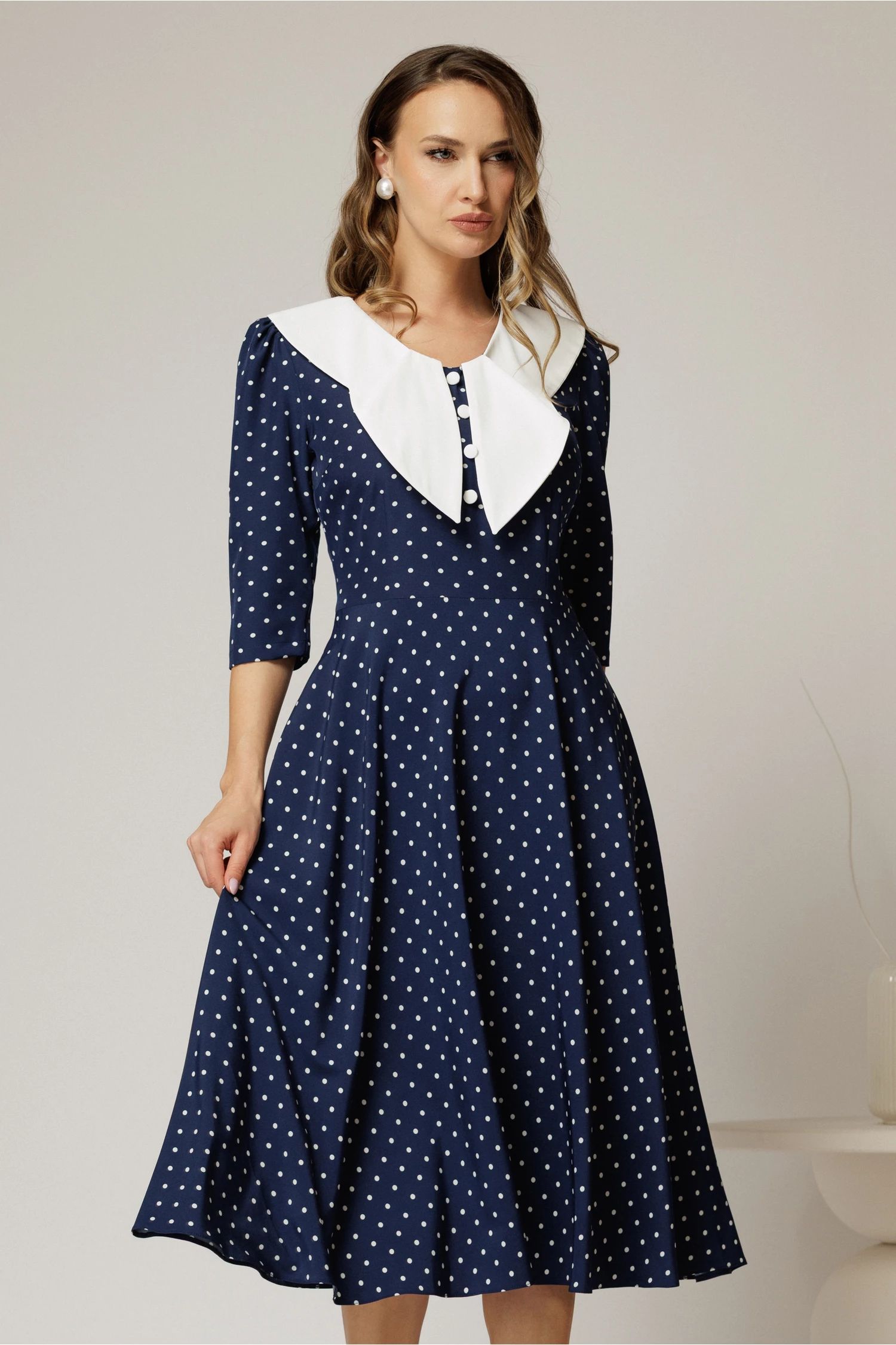 Rochie midi bleumarin cu buline si guler amplu croi clos