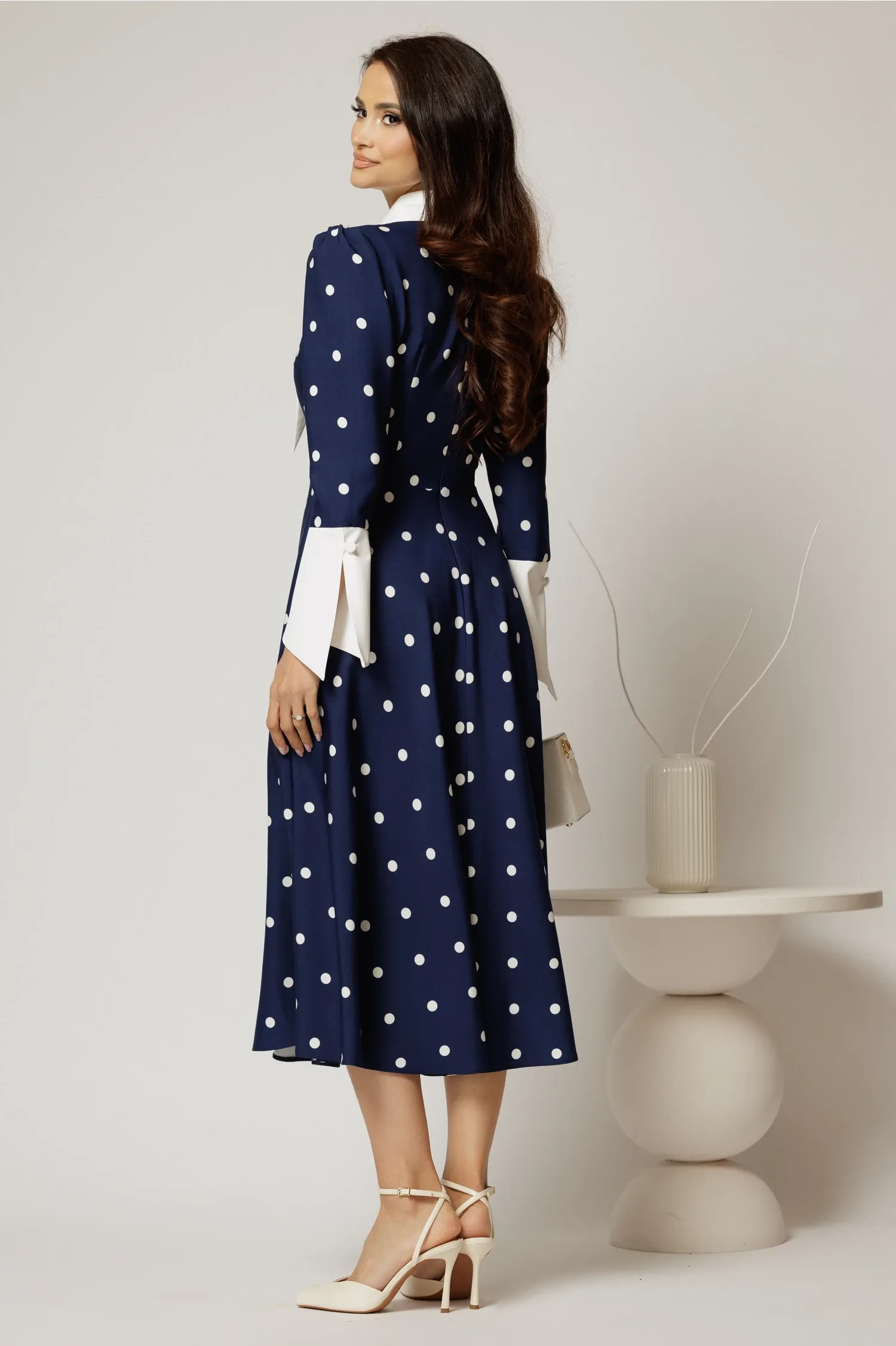 Rochie midi bleumarin cu buline si guler ascutit 2