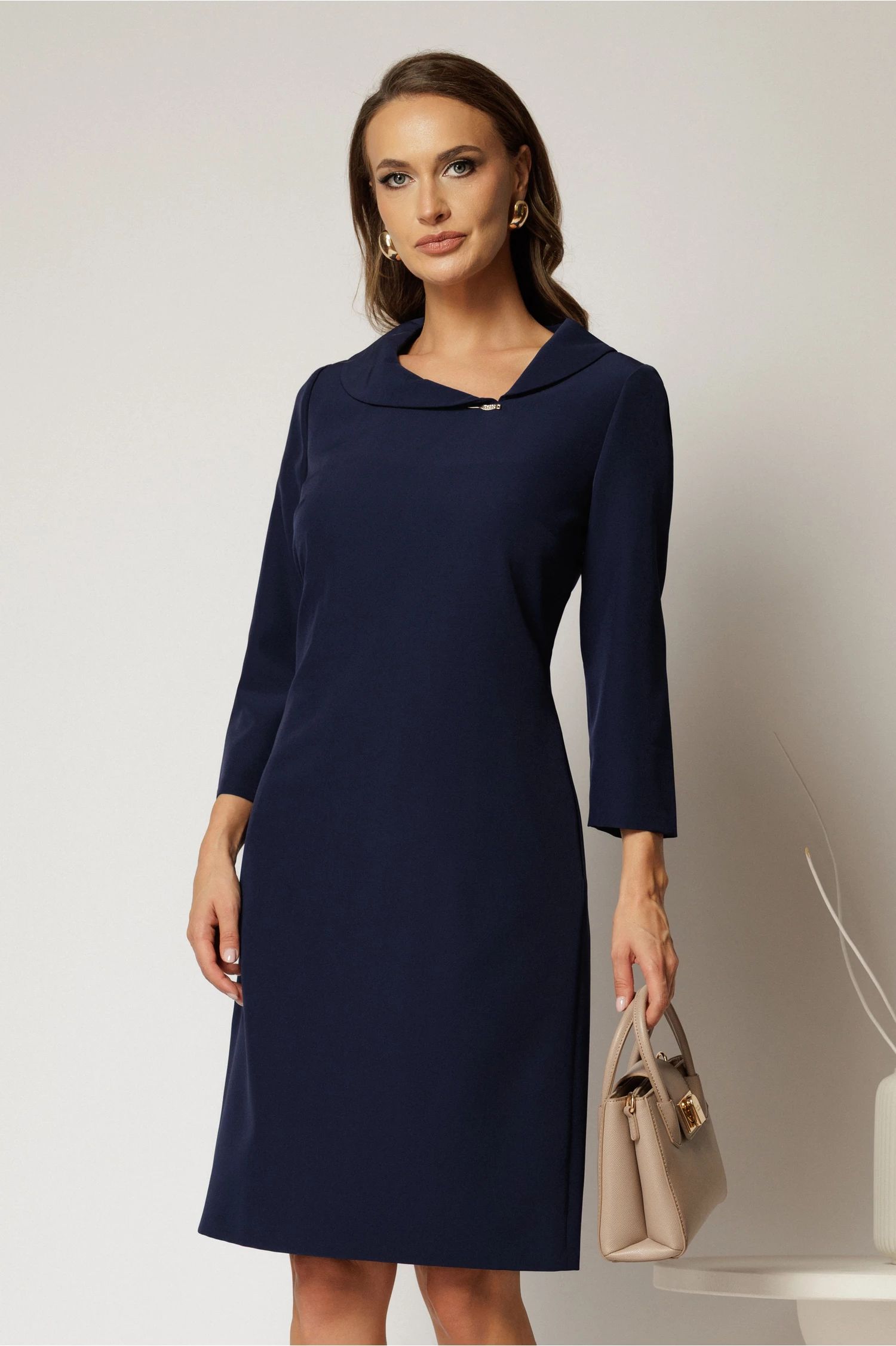 Rochie midi bleumarin cu croi drept cambrat si decolteu elegant