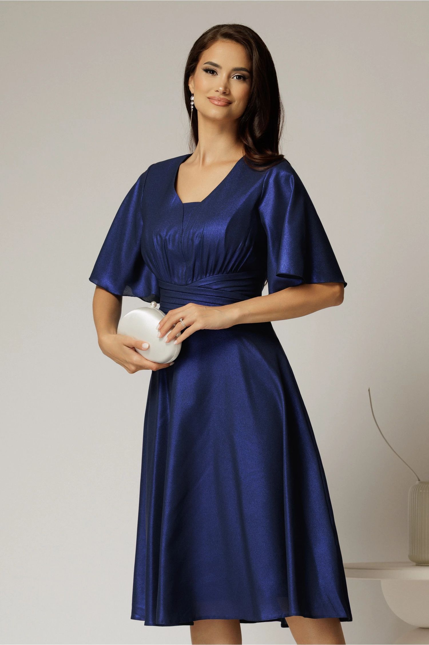 Rochie midi bleumarin de ocazie din voal cu sidef si decolteu in V