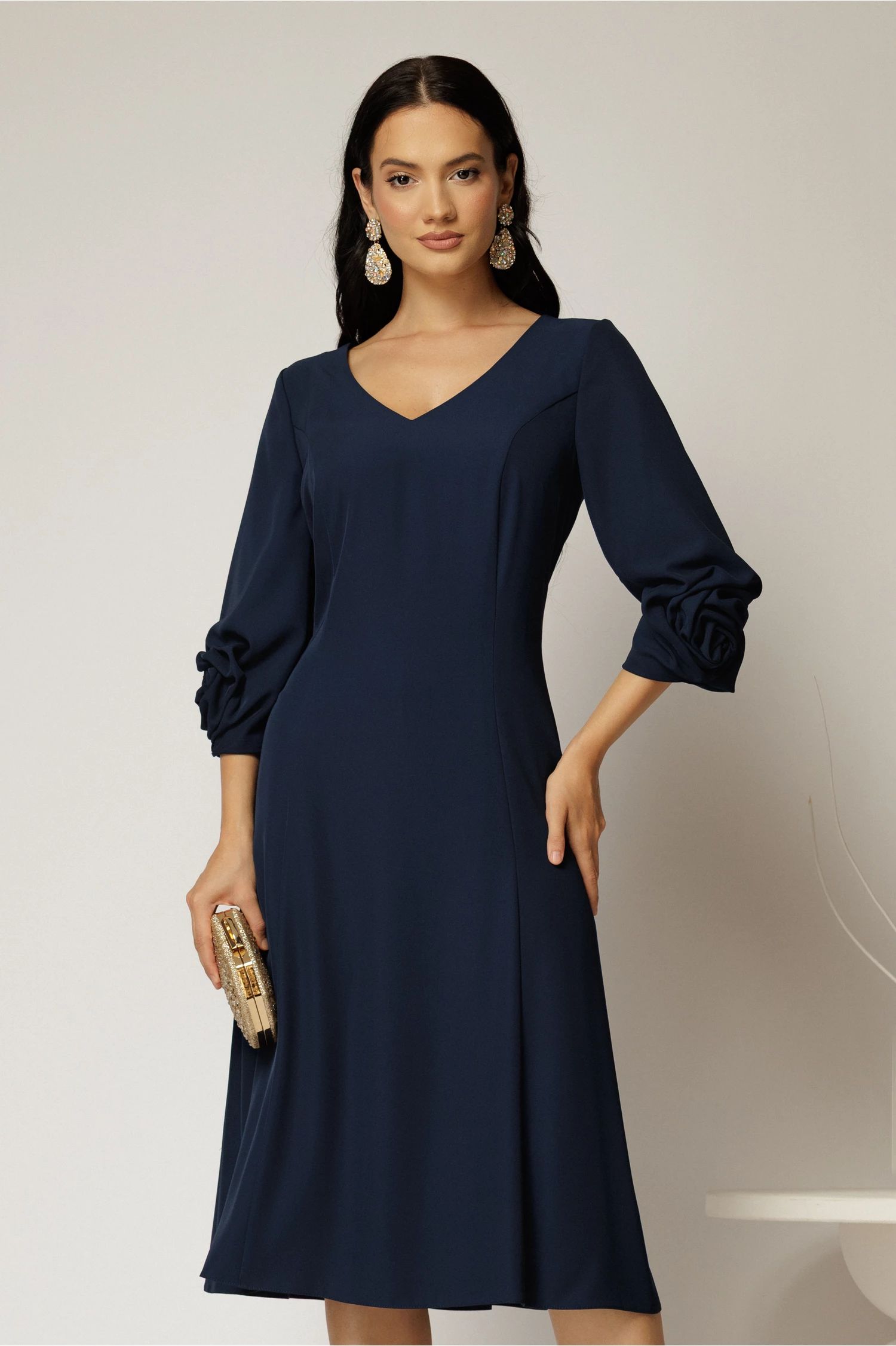 Rochie midi bleumarin din triplu voal cu trandafiri la maneci si decolteu V