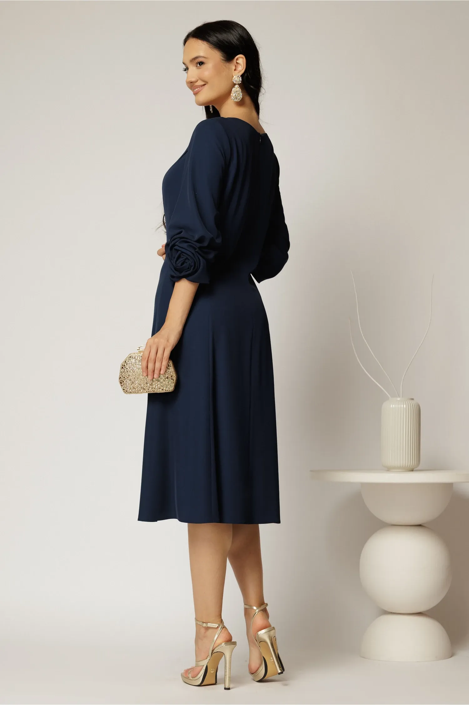 Rochie midi bleumarin din triplu voal cu trandafiri la maneci si decolteu V 2