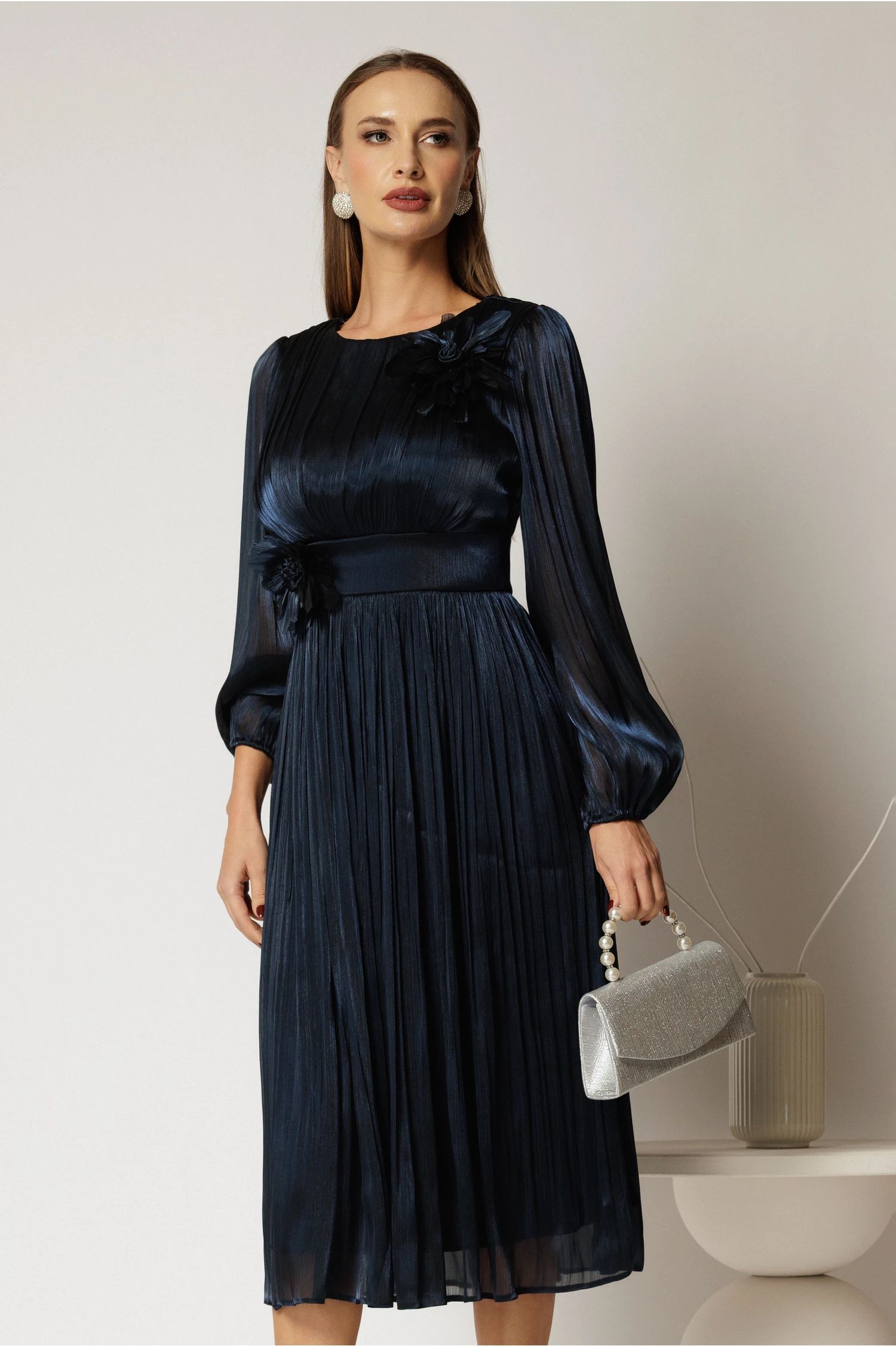 Rochie midi bleumarin din voal peliculizat cu decolteu rotund si detalii ample florale