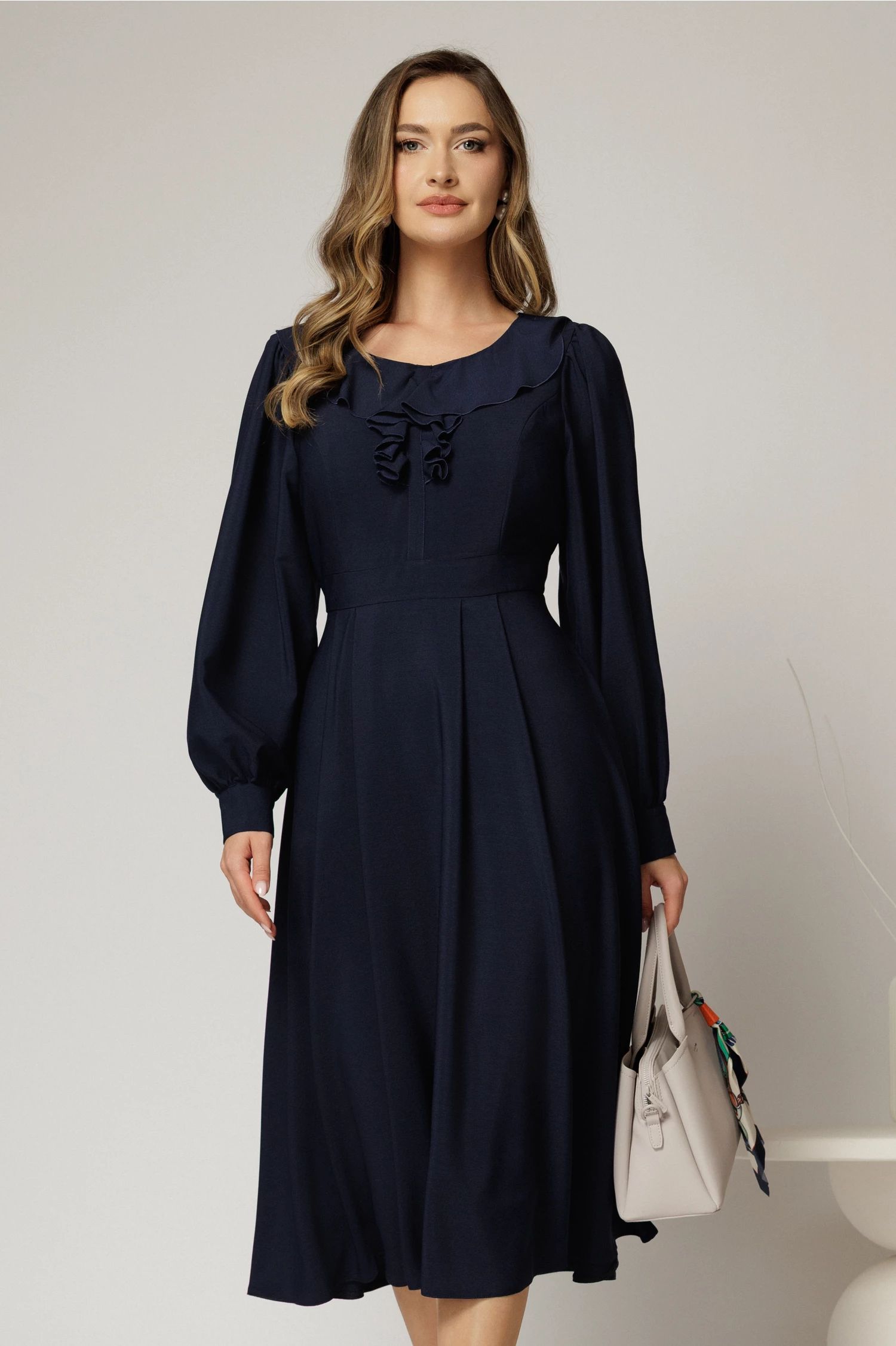 Rochie midi bleumarin din voal plin cu volanase la bust