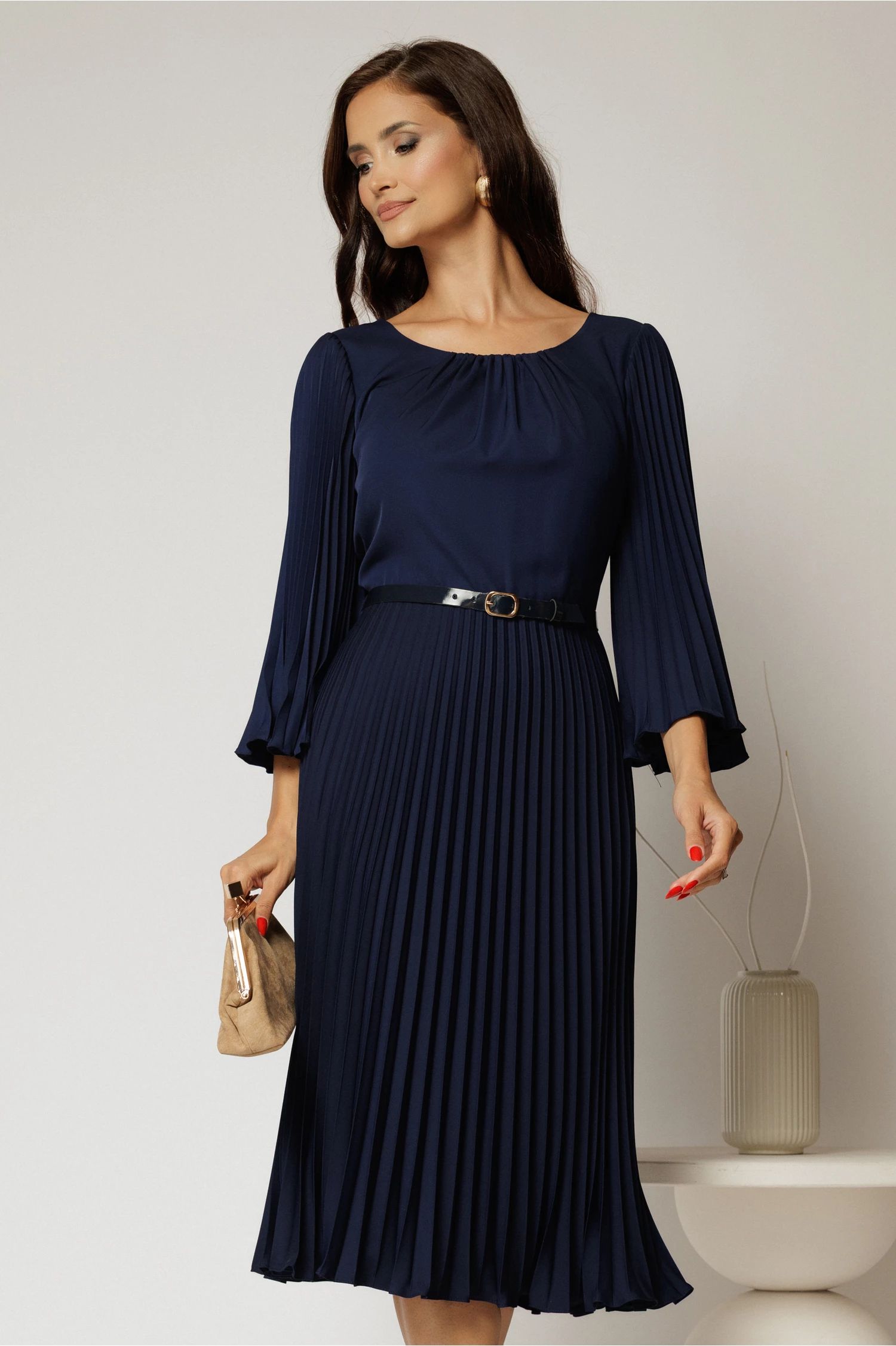 Rochie midi bleumarin plisata cu croi clos si decolteu rotund cu pliuri
