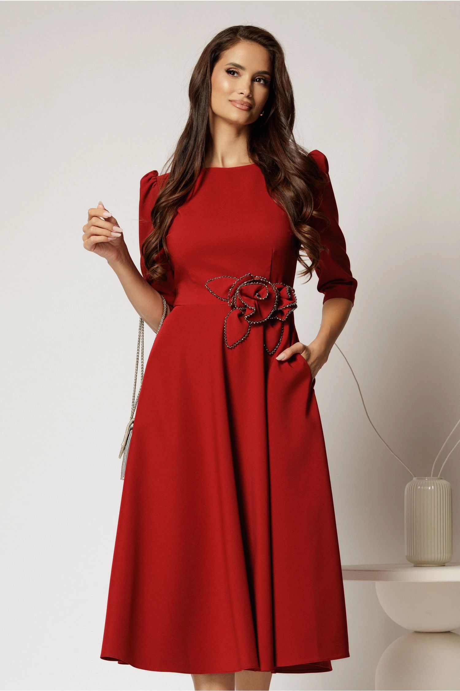Rochie midi bordo clos de ocazie cu floare si detalii