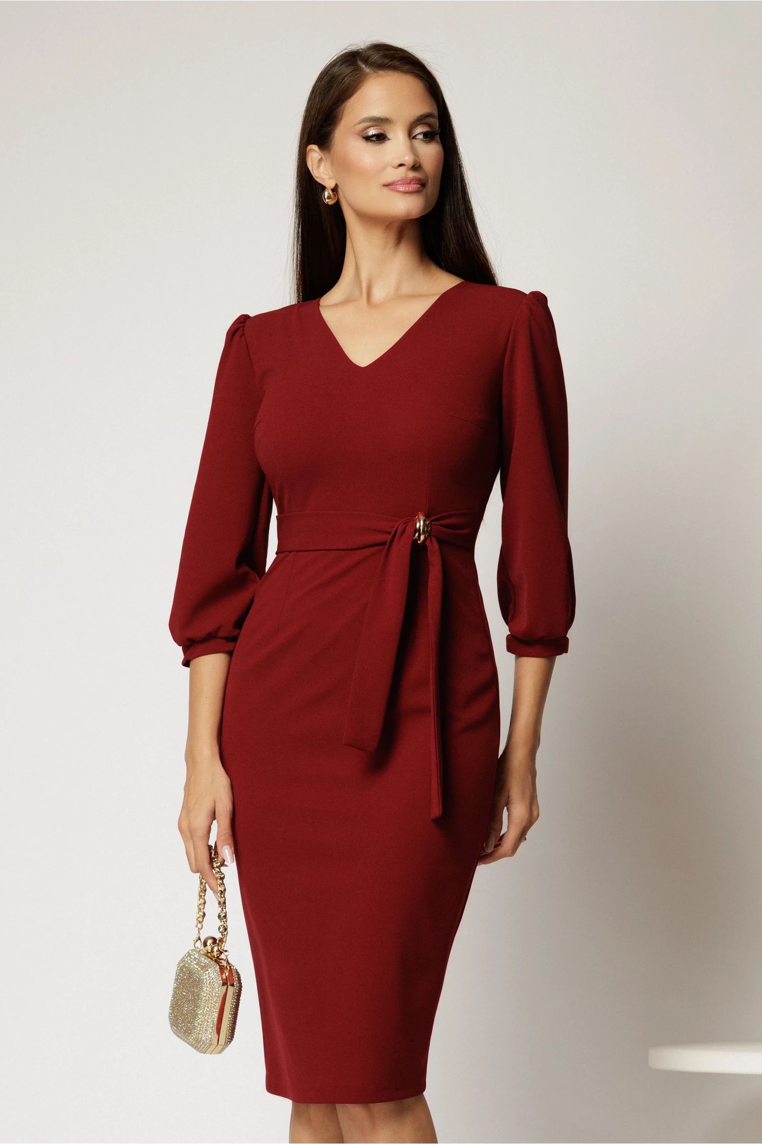 Rochie Midi Bordo Conica Din Crep Cu Decolteu V Si Accesoriu In Talie