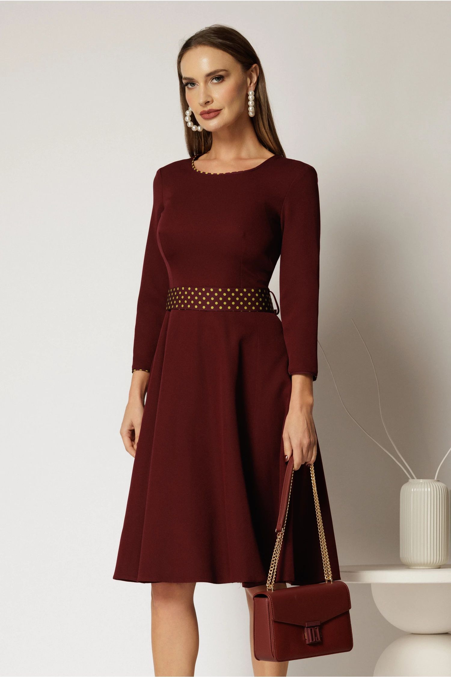 Rochie midi bordo cu buline mici galbene pe cordon