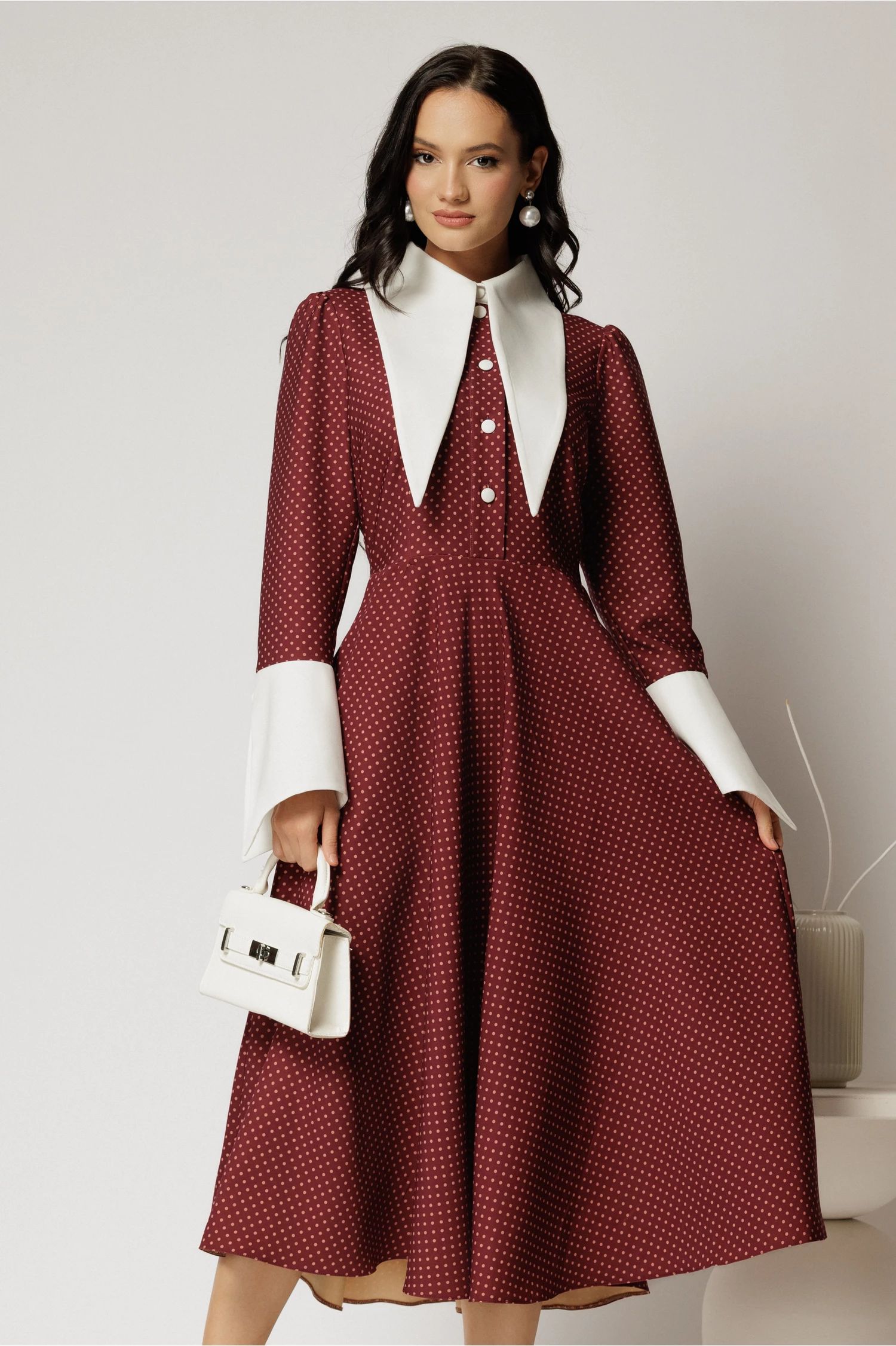 Rochie midi bordo cu buline mici si guler ascutit